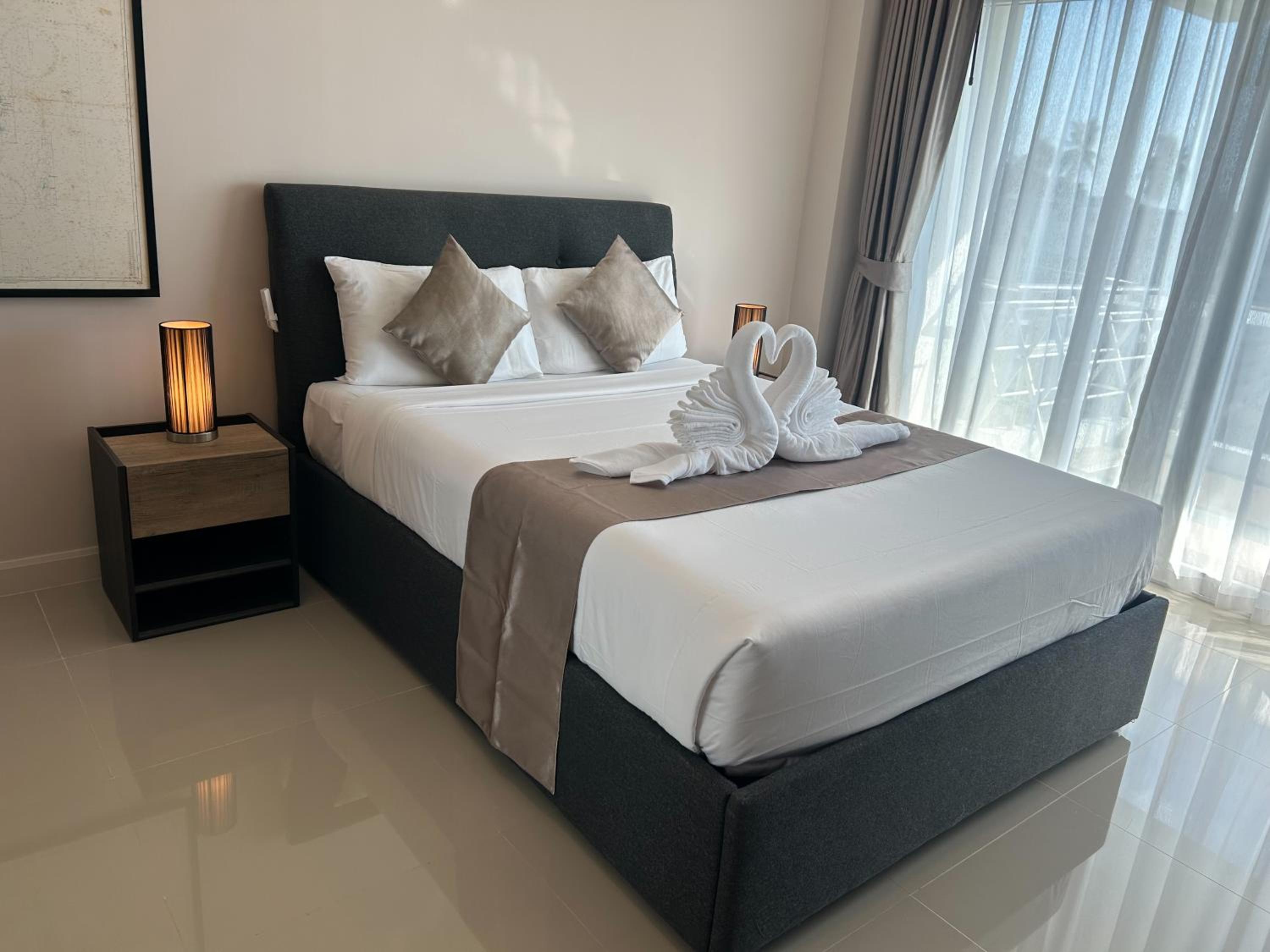 One-Bedroom Apartment with Balcony and Sea View photo 2