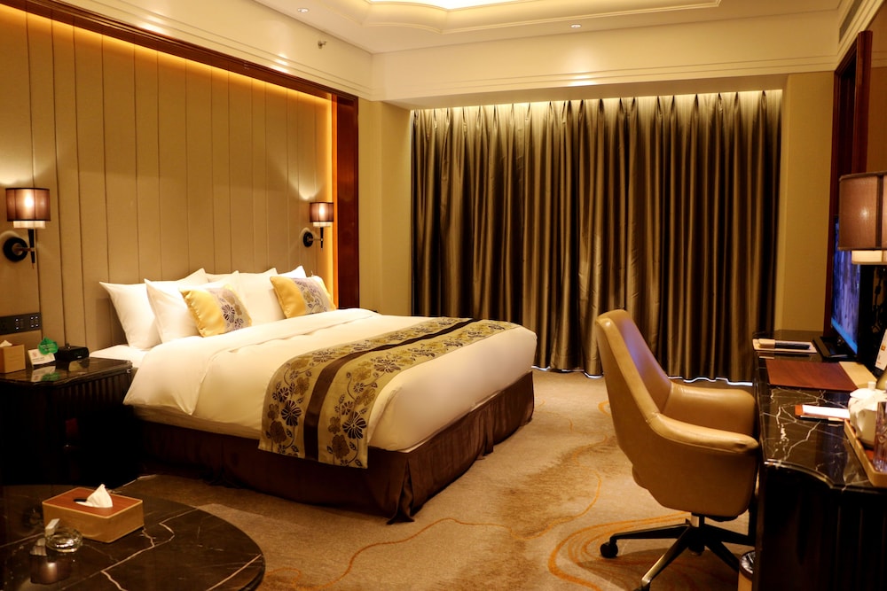 Deluxe Room, 1 King Bed photo 3