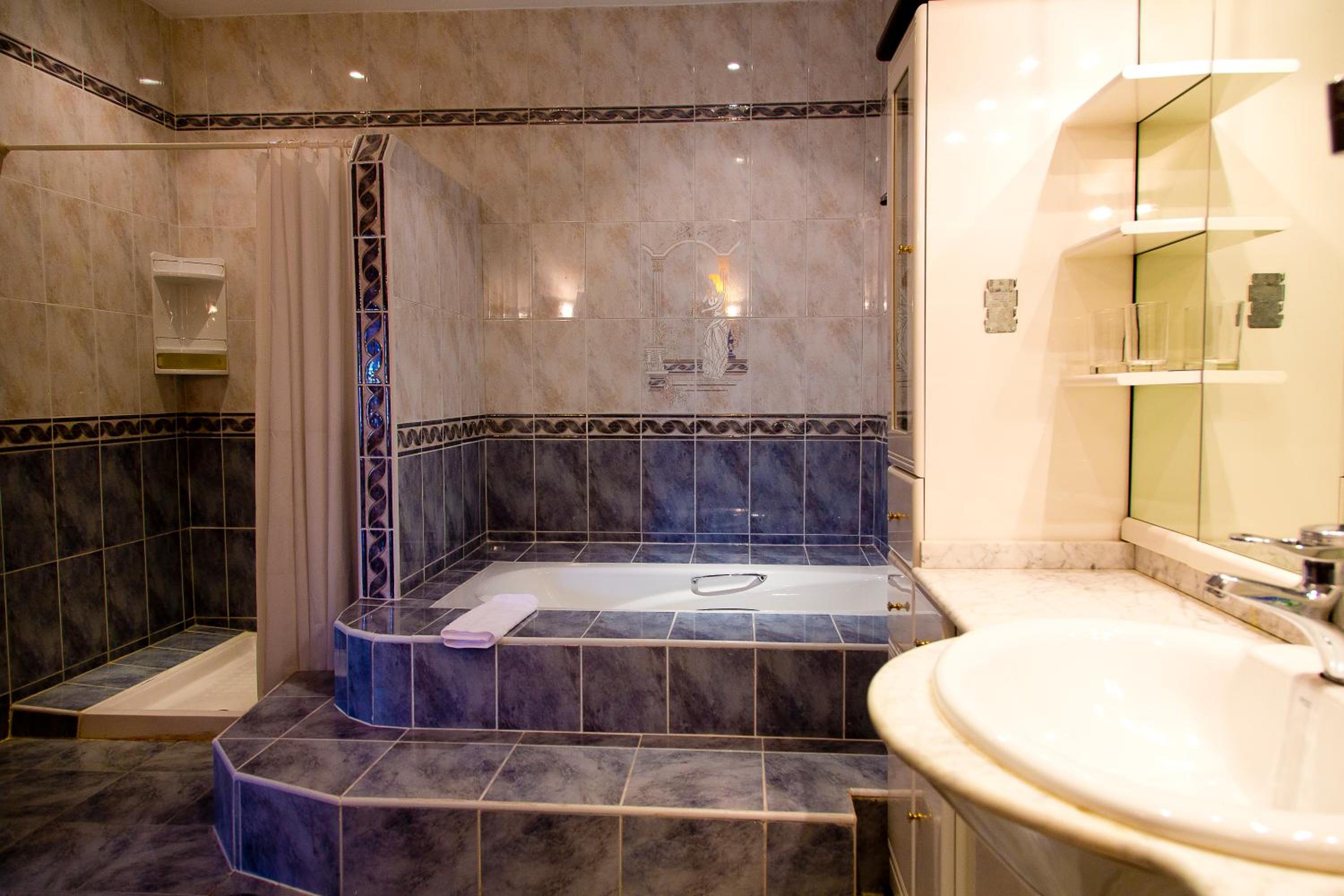 Double Room with Bath - Photo 31
