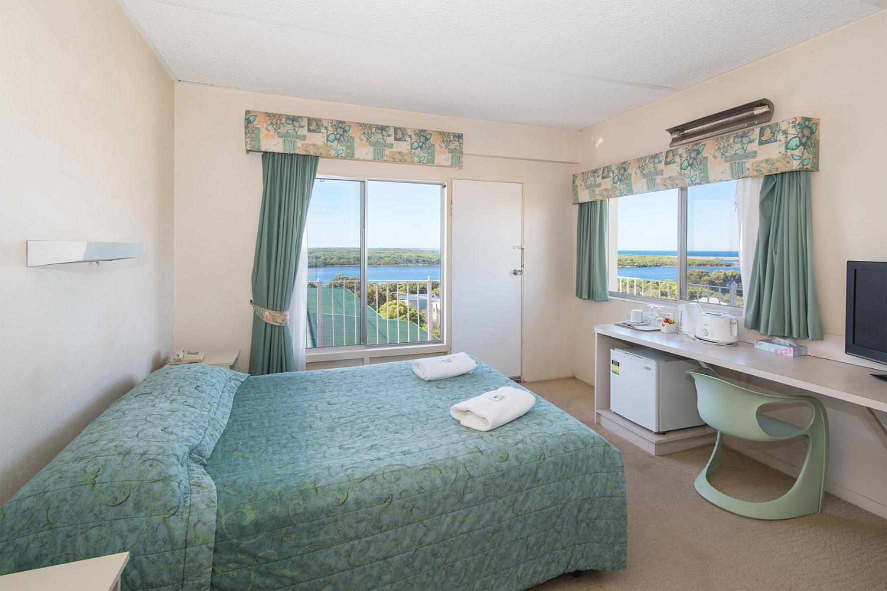 Queen Room with River View - Photo 2