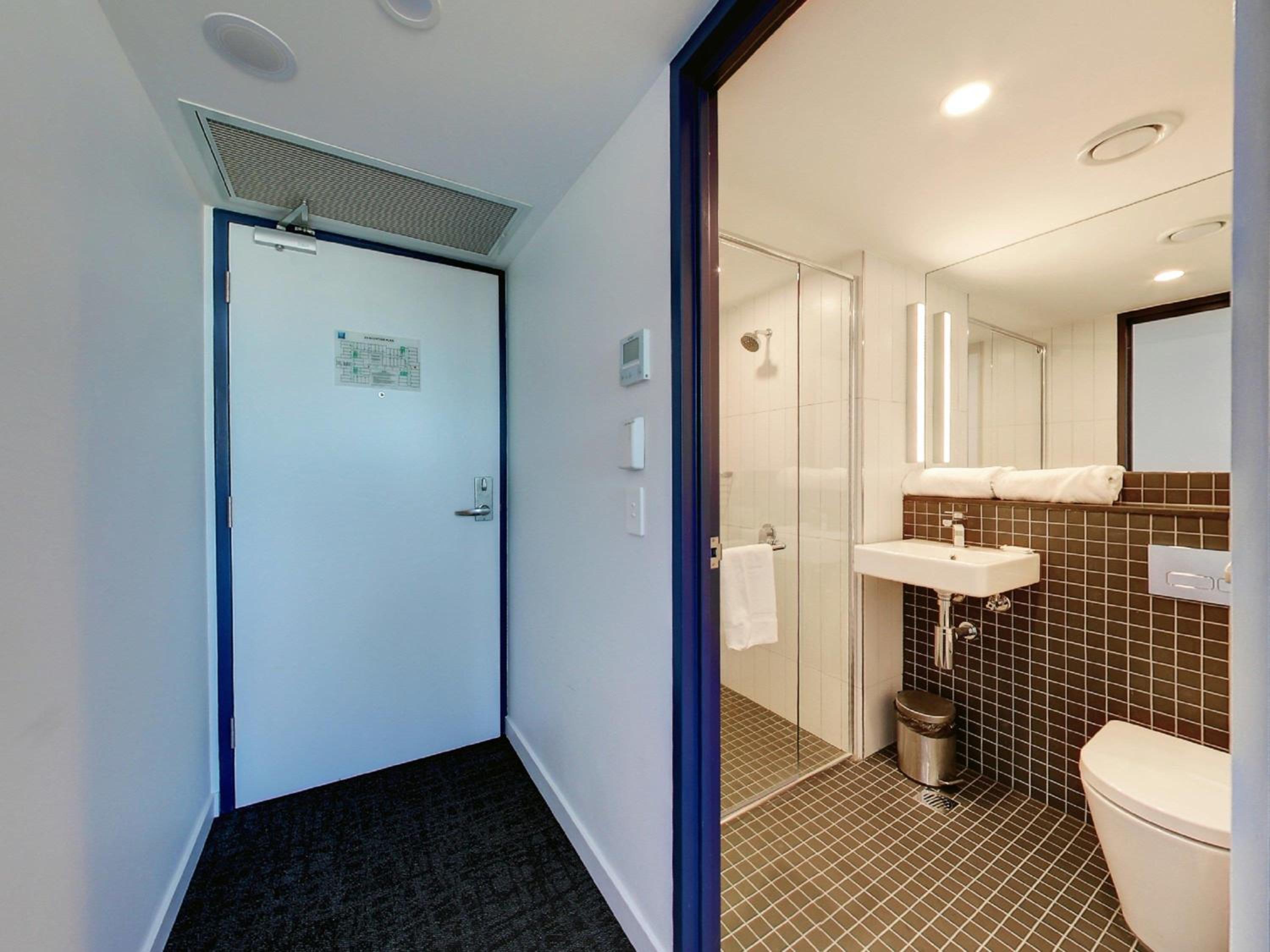Superior Queen Room with Courtyard View