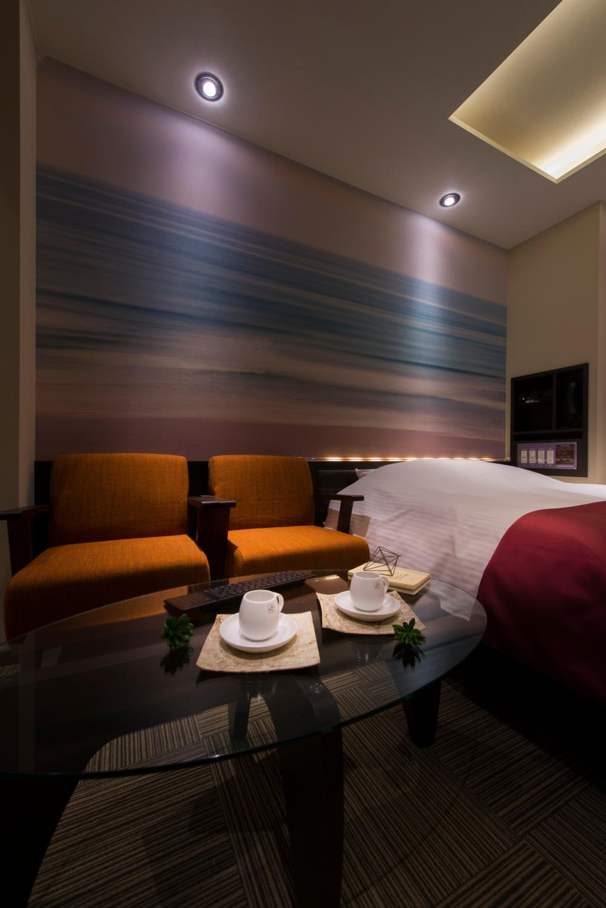 Economy Double Room + Late Check In At 22:00 / Check Out At 10:00 photo 2