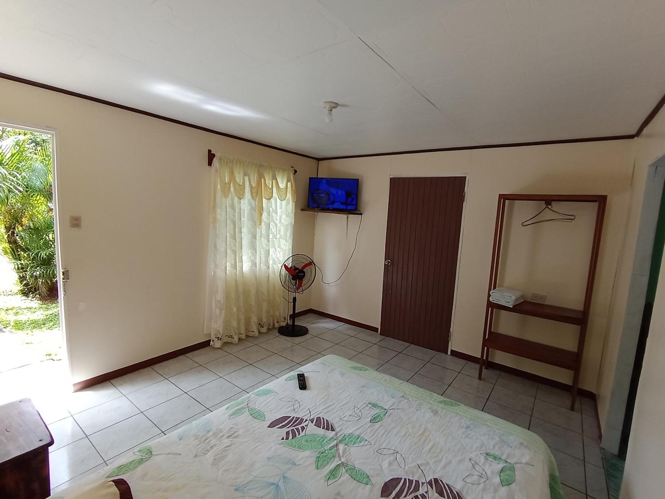 Family Room with Private Bathroom photo 2