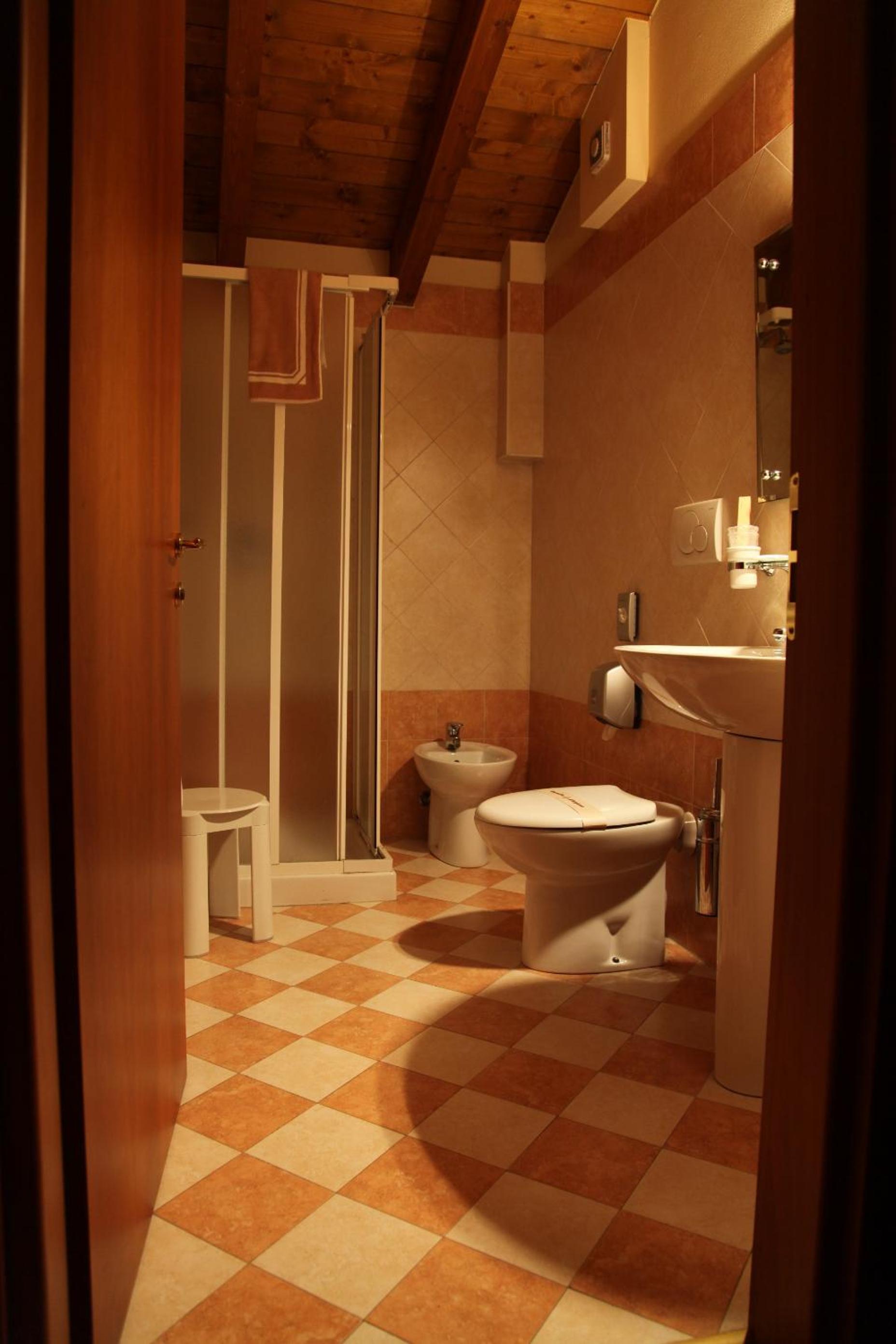 Double or Twin Room - Photo 2