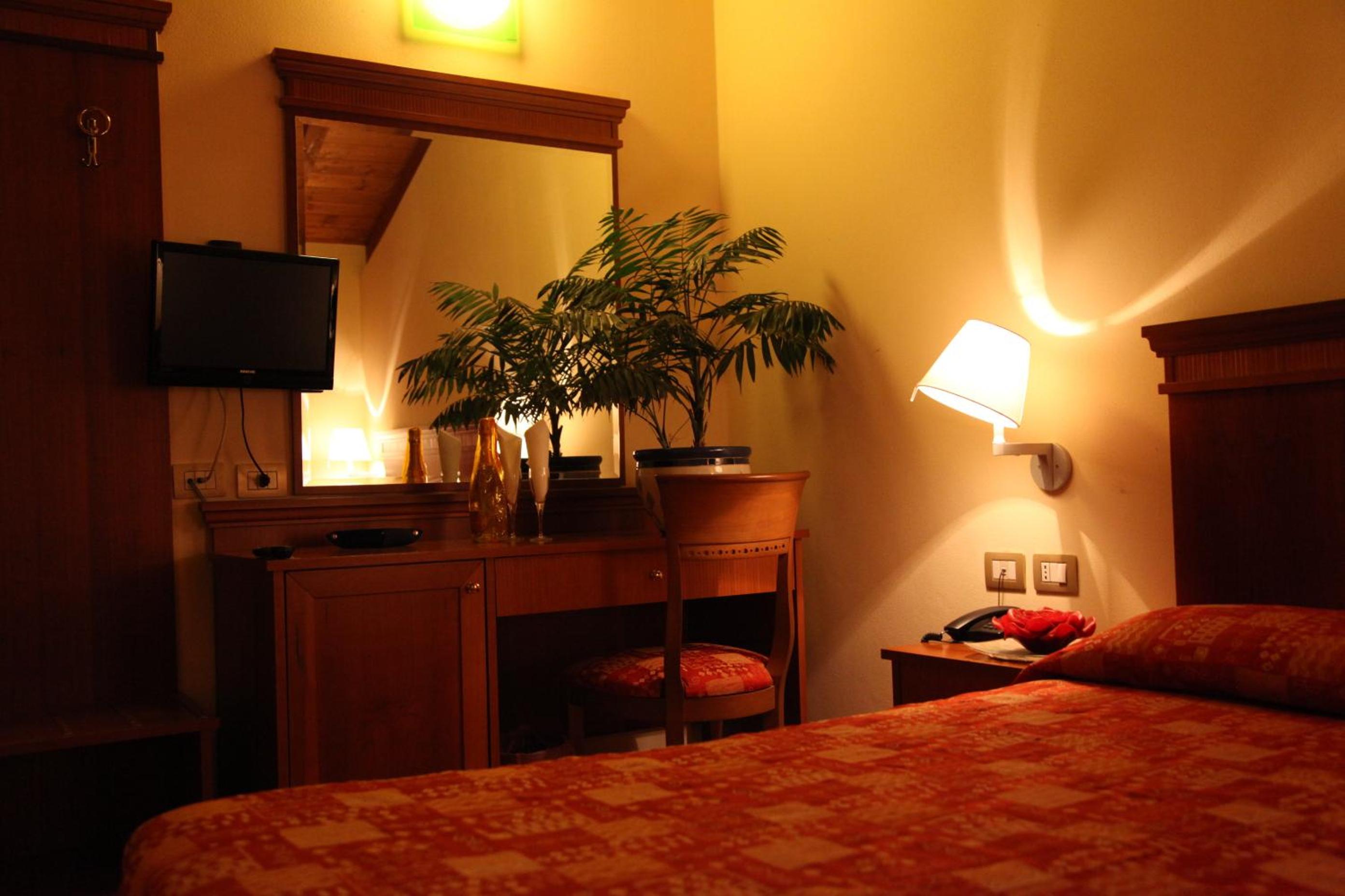 Double or Twin Room - Photo 5