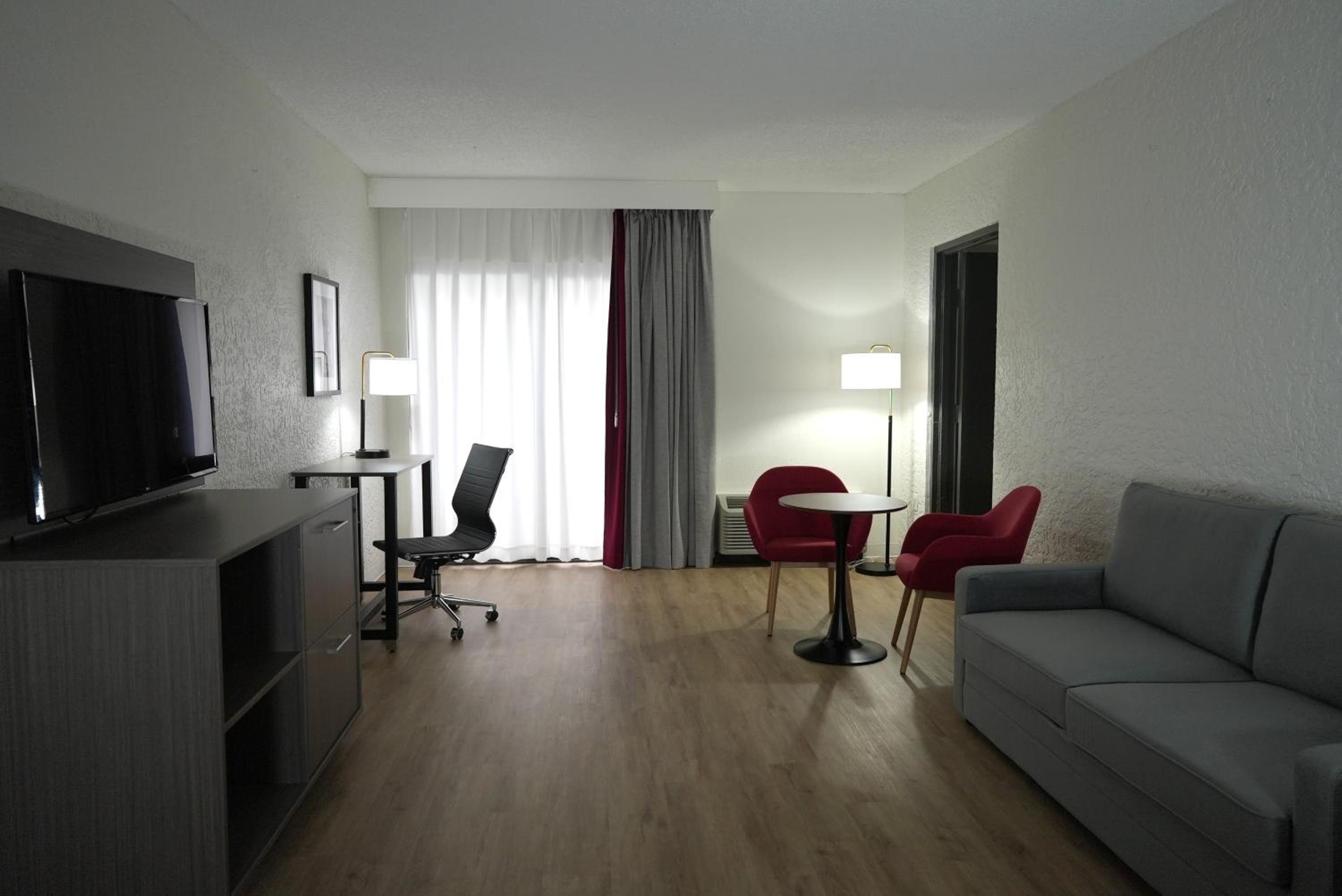 One-Bedroom Deluxe King Suite - Non-Smoking - Photo 2