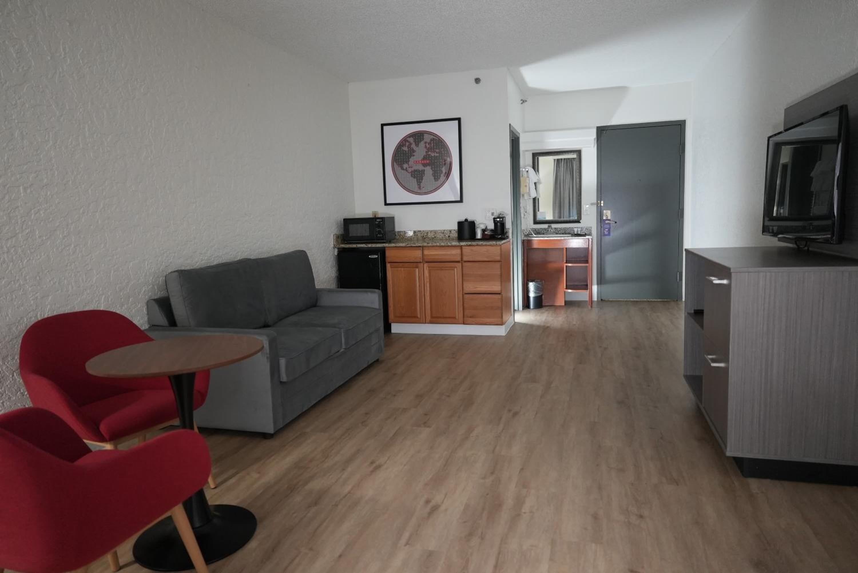 One-Bedroom Deluxe King Suite - Non-Smoking - Photo 3