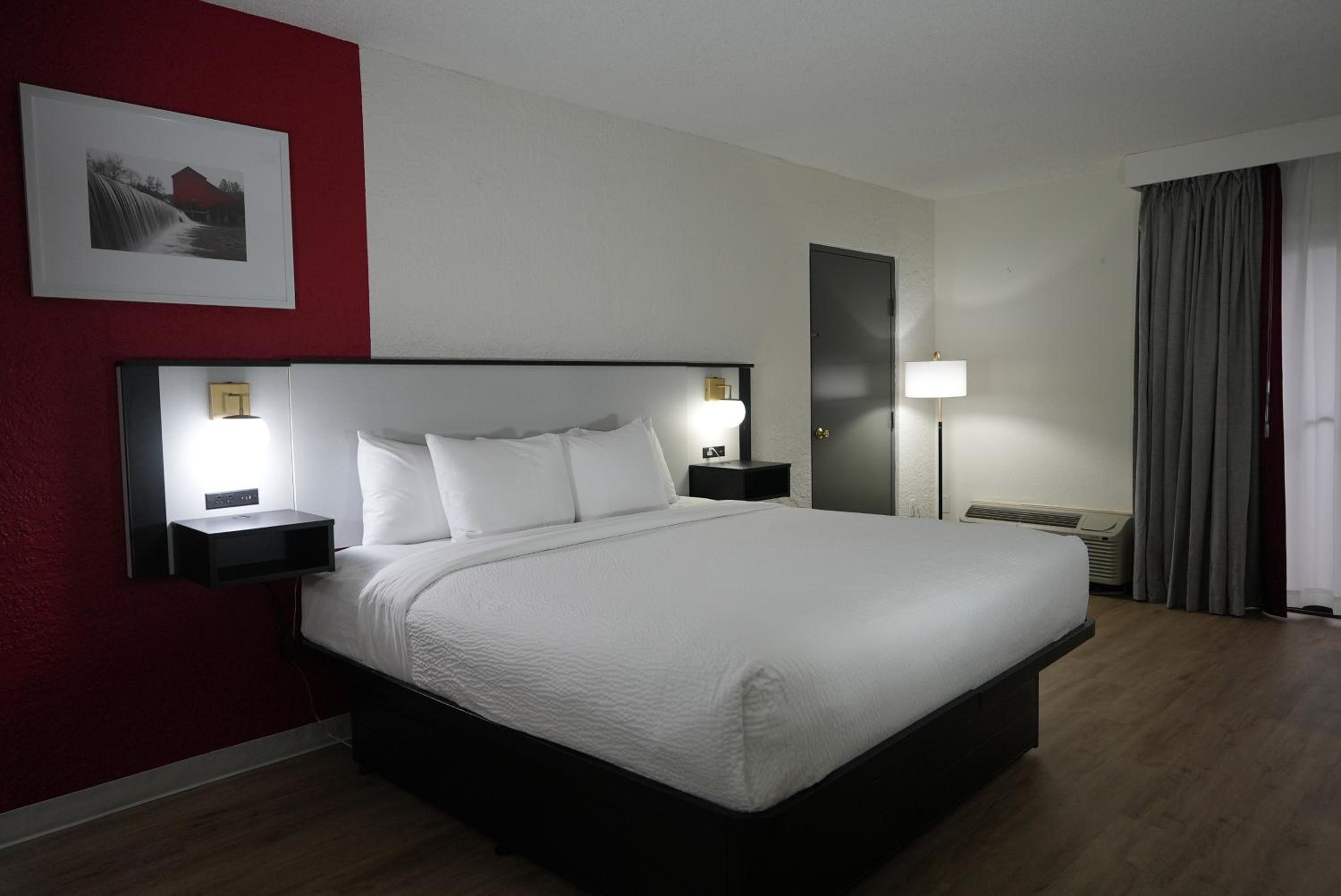 One-Bedroom Deluxe King Suite - Non-Smoking - Photo 1