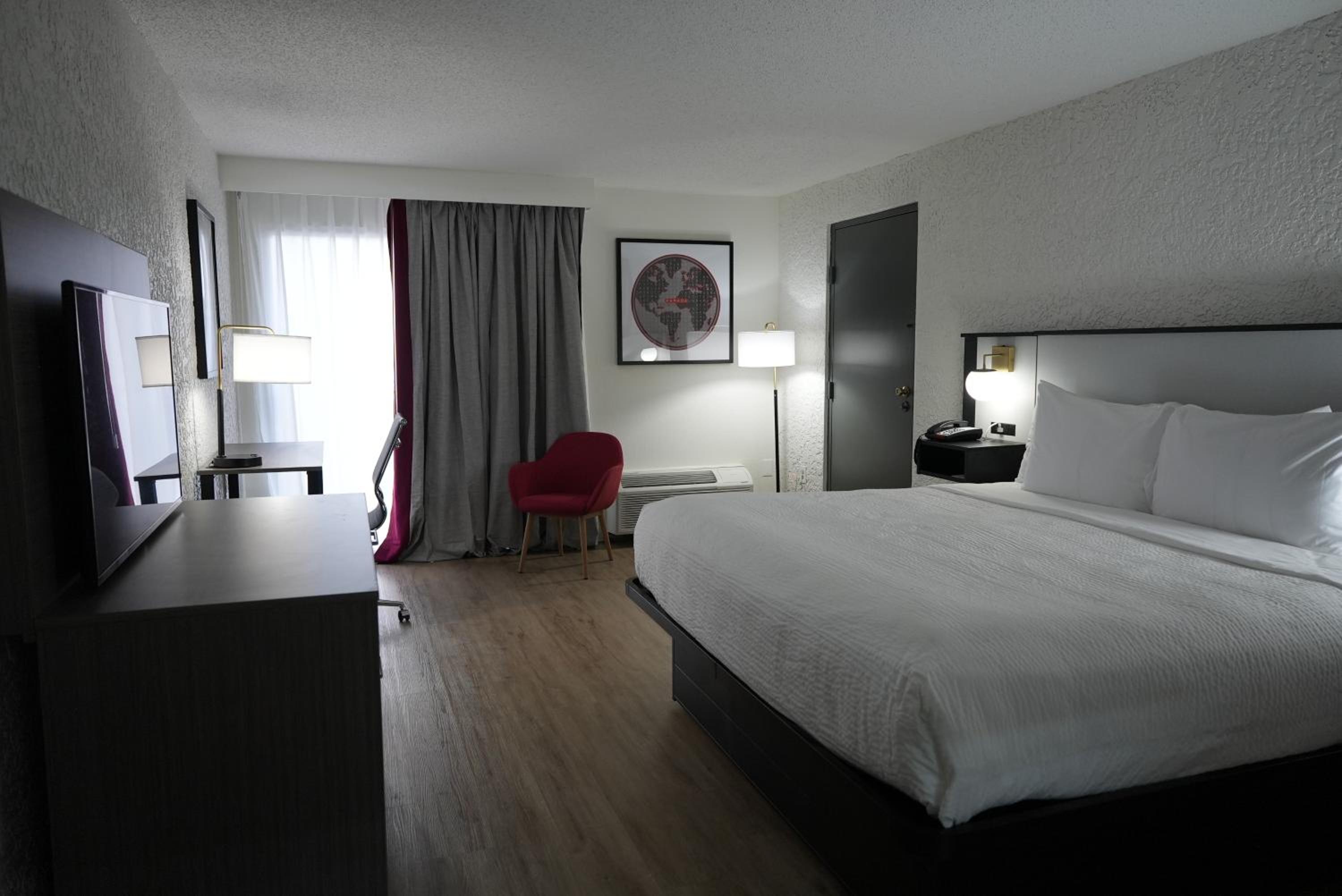 Deluxe King Room - Non-Smoking - Photo 2