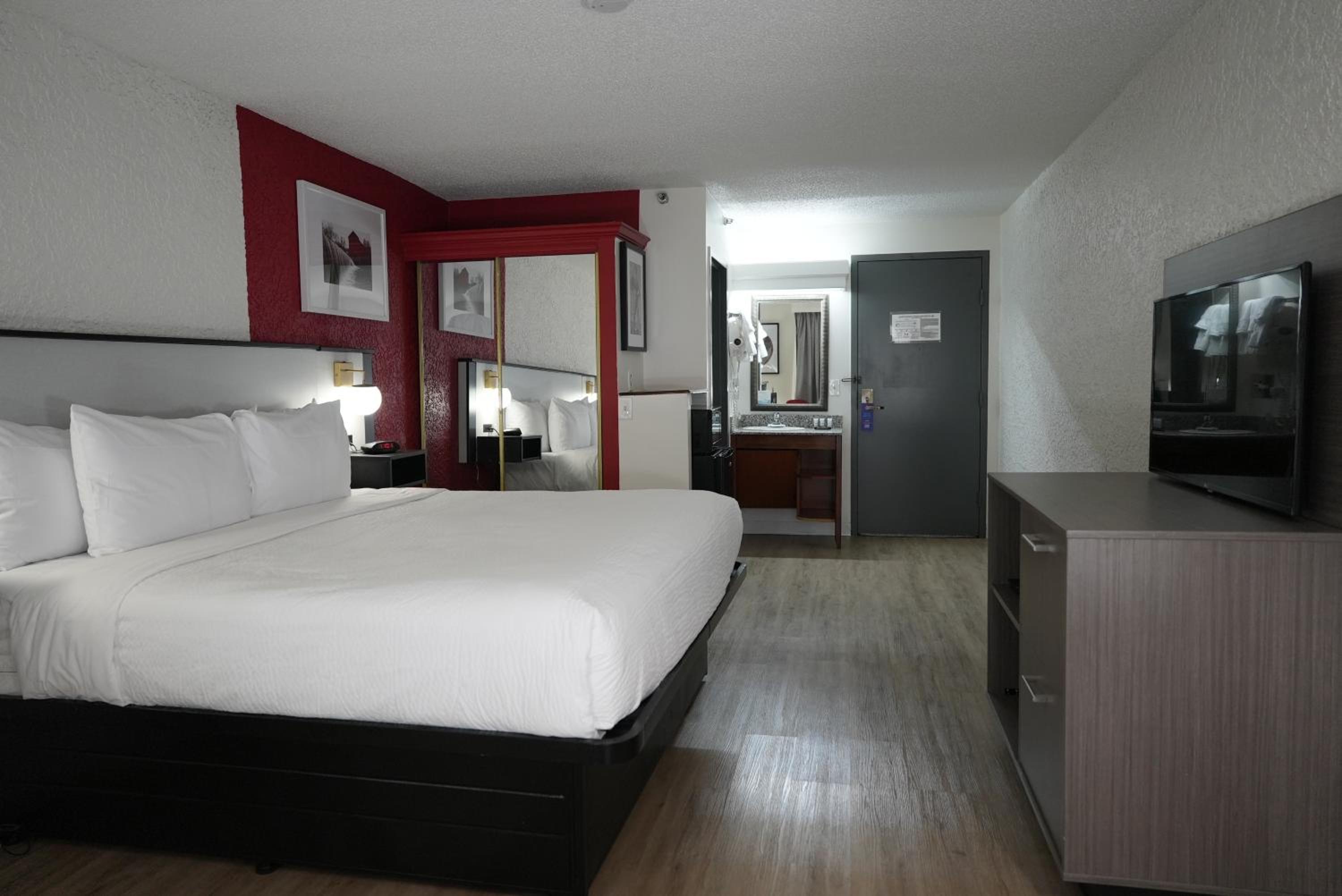 Deluxe King Room - Non-Smoking - Photo 1
