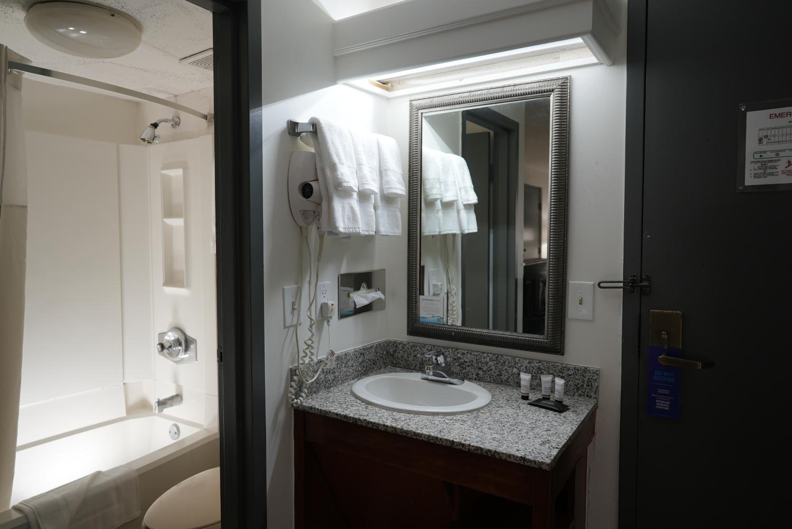 Deluxe King Room - Non-Smoking - Photo 4
