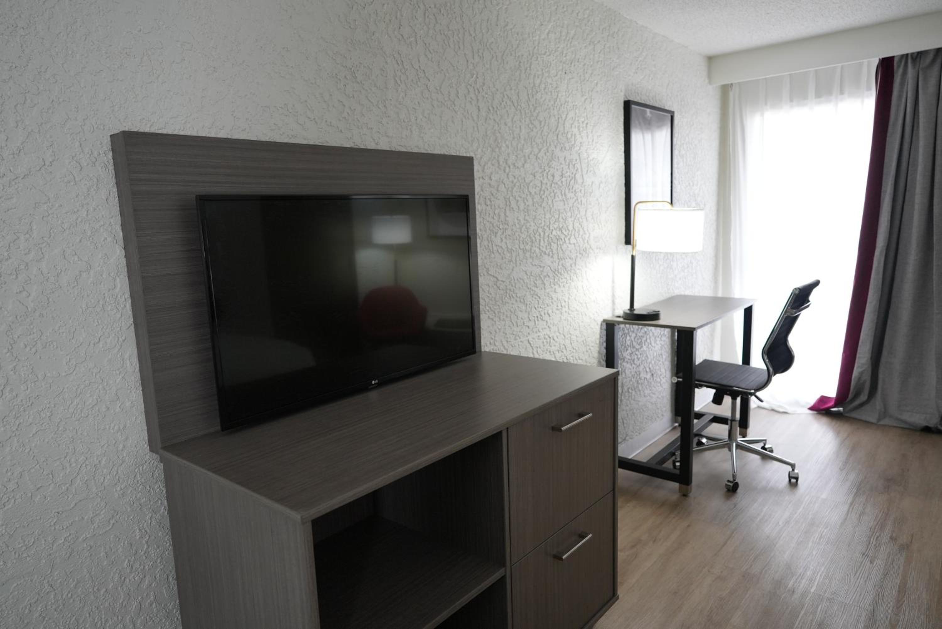 Deluxe King Room - Non-Smoking - Photo 3