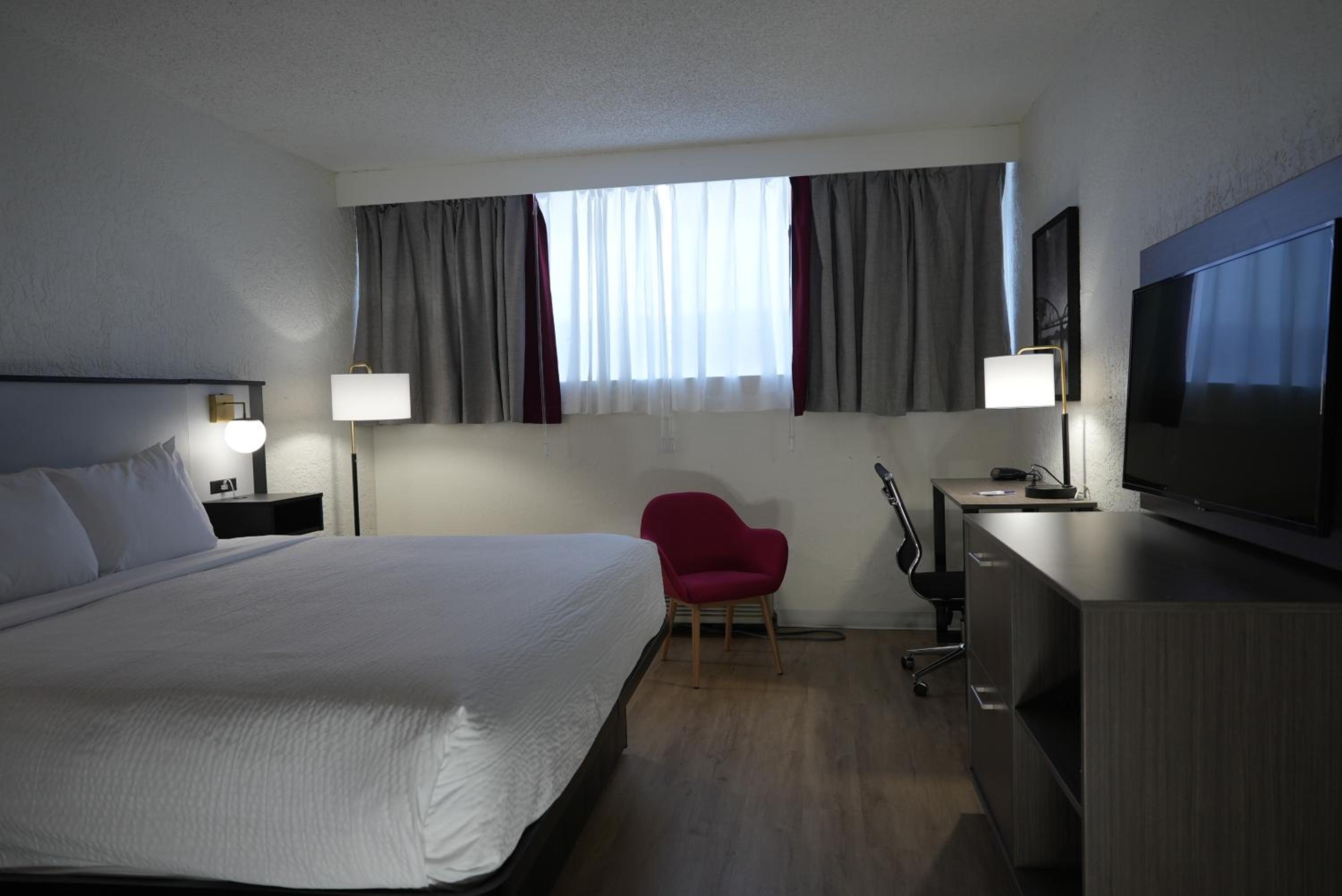 King Room with Mobility Access and Bathtub with Grab Bars, Non-Smoking - Photo 2