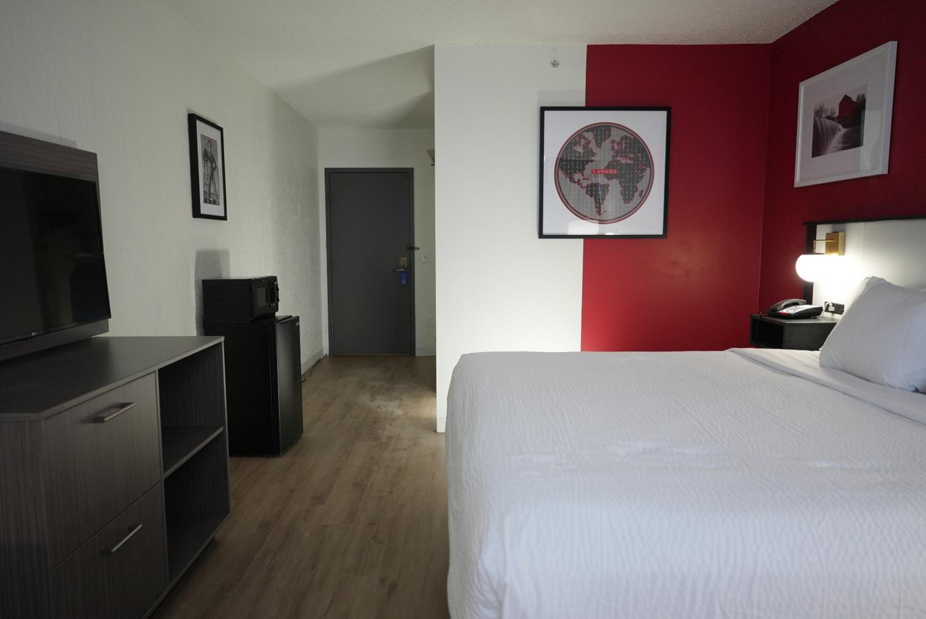 King Room with Mobility Access and Bathtub with Grab Bars, Non-Smoking - Photo 1