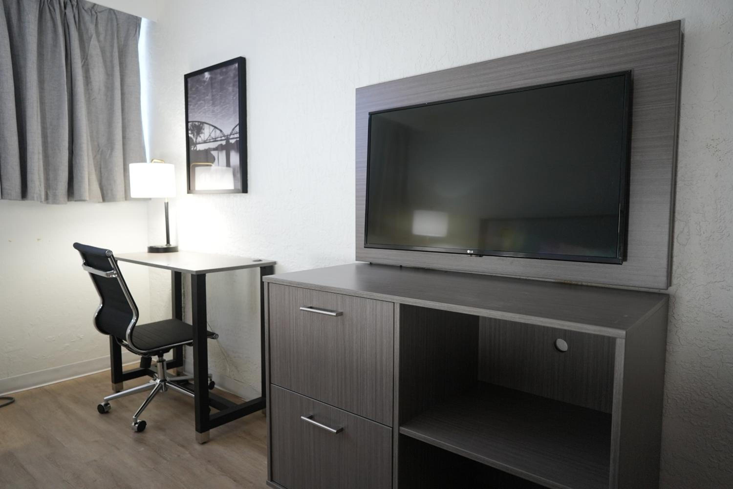 King Room with Mobility Access and Bathtub with Grab Bars, Non-Smoking - Photo 3