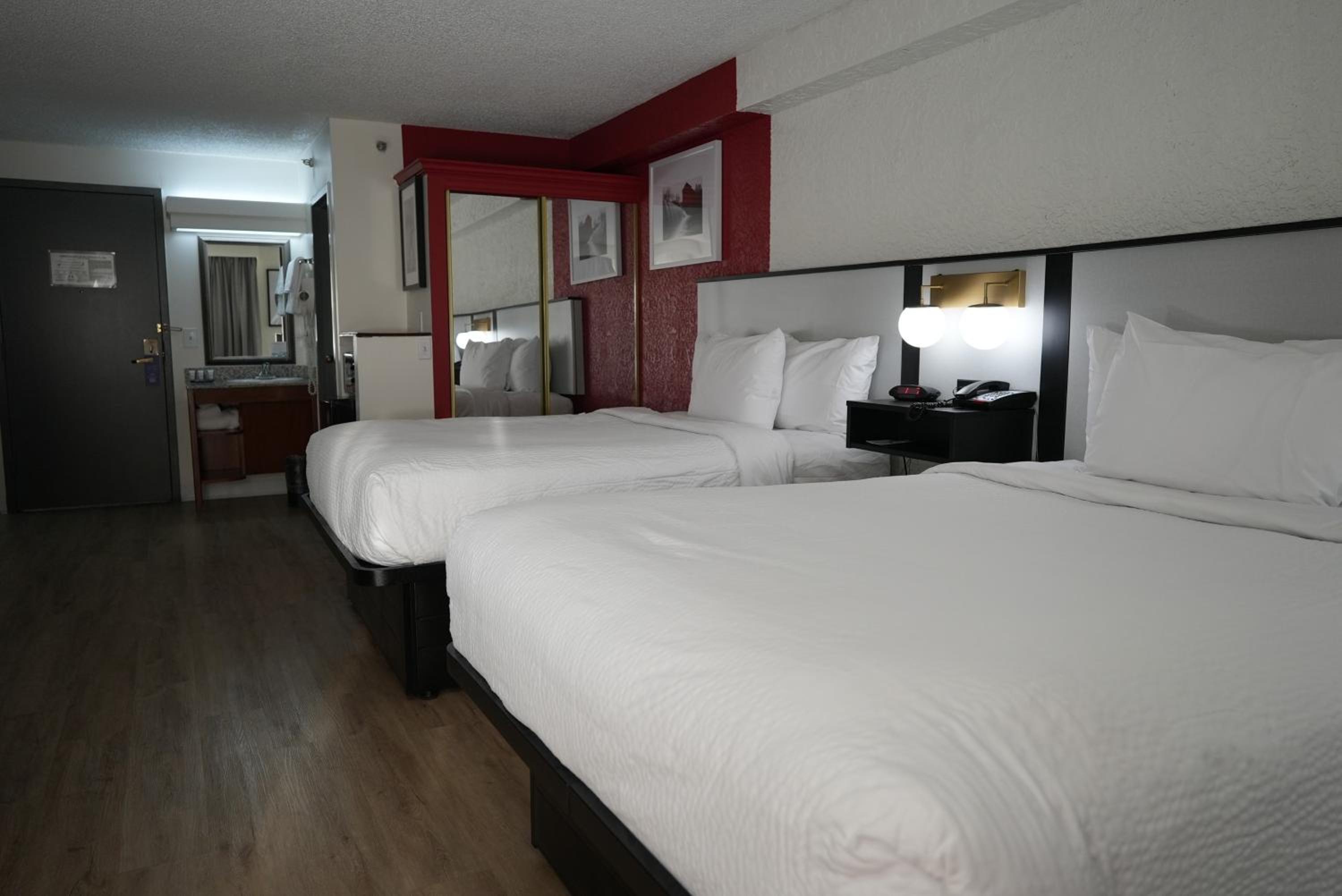 Queen Room with Two Queen Beds, Mobility Access and Roll-In shower, Non-Smoking - Photo 3