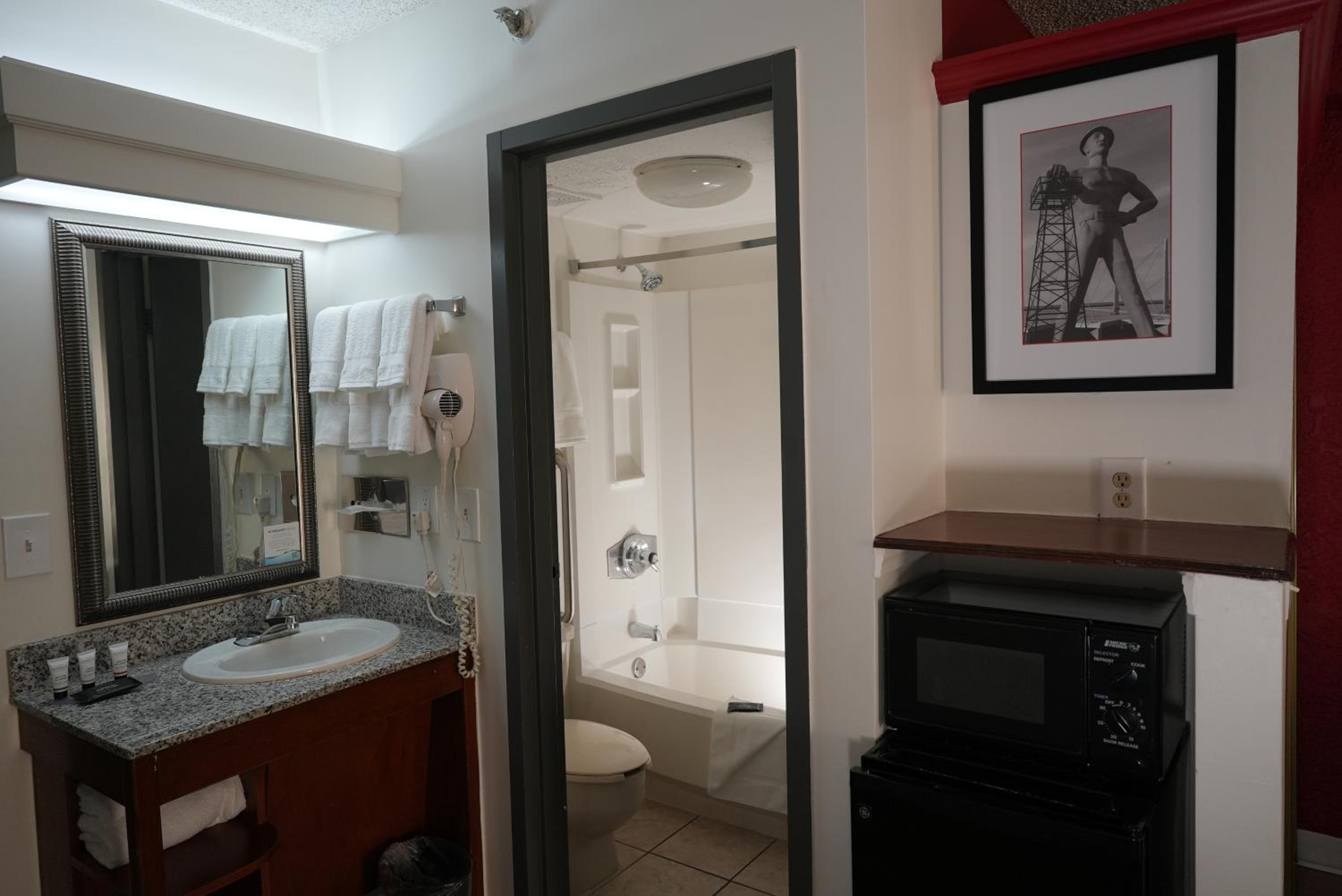 Queen Room with Two Queen Beds - Non-Smoking - Photo 4