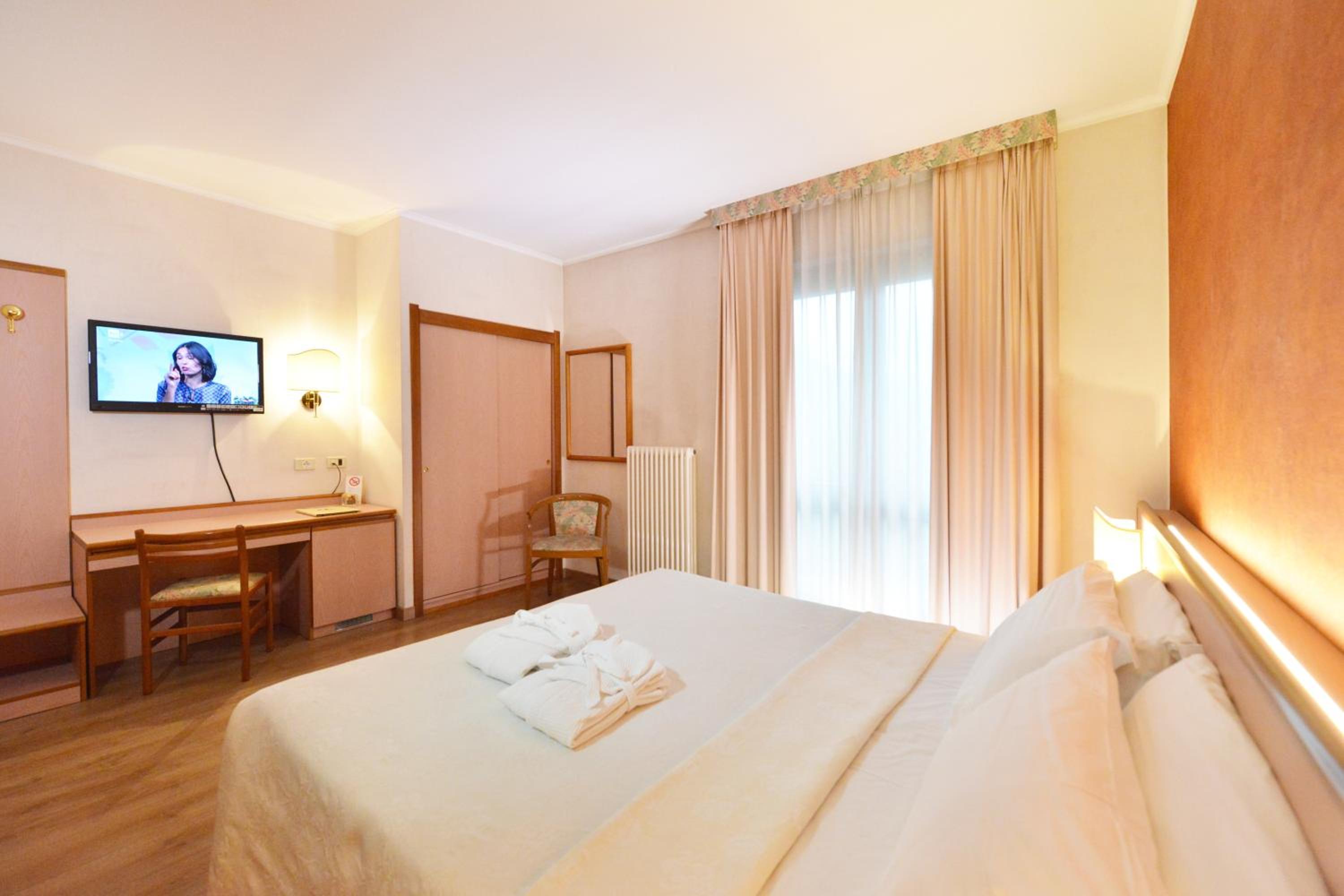 Double or Twin Room with Balcony photo 2