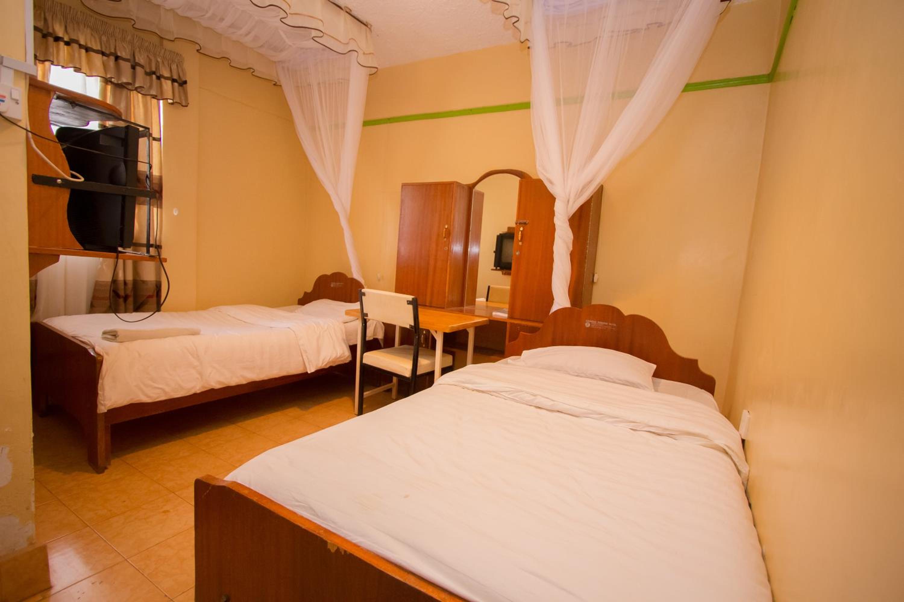 Standard Twin Room photo 2