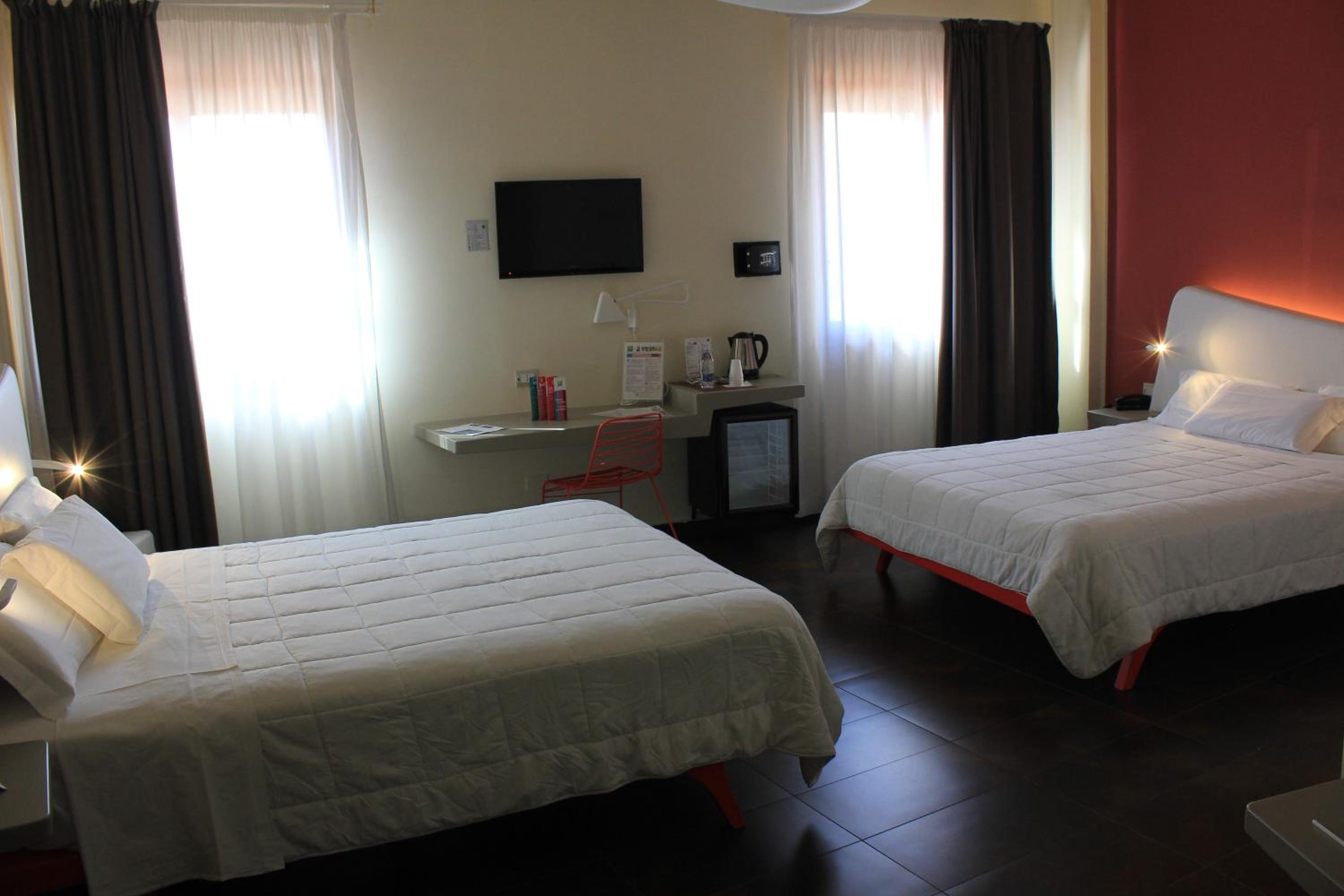 Superior Room with 2 Double Beds - Photo 3