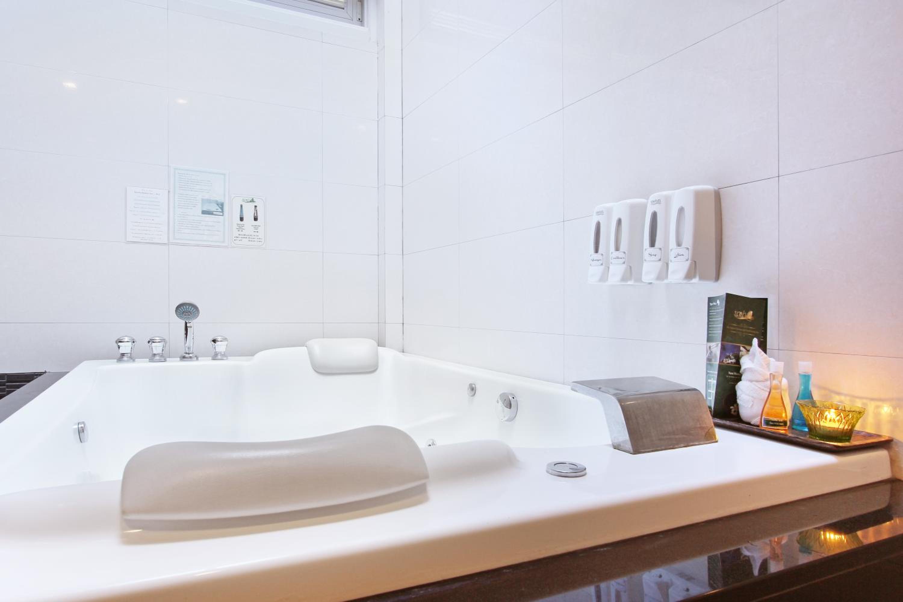 King Room with Spa Bath photo 2
