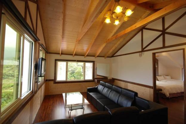 Family Room with Mountain View photo 2