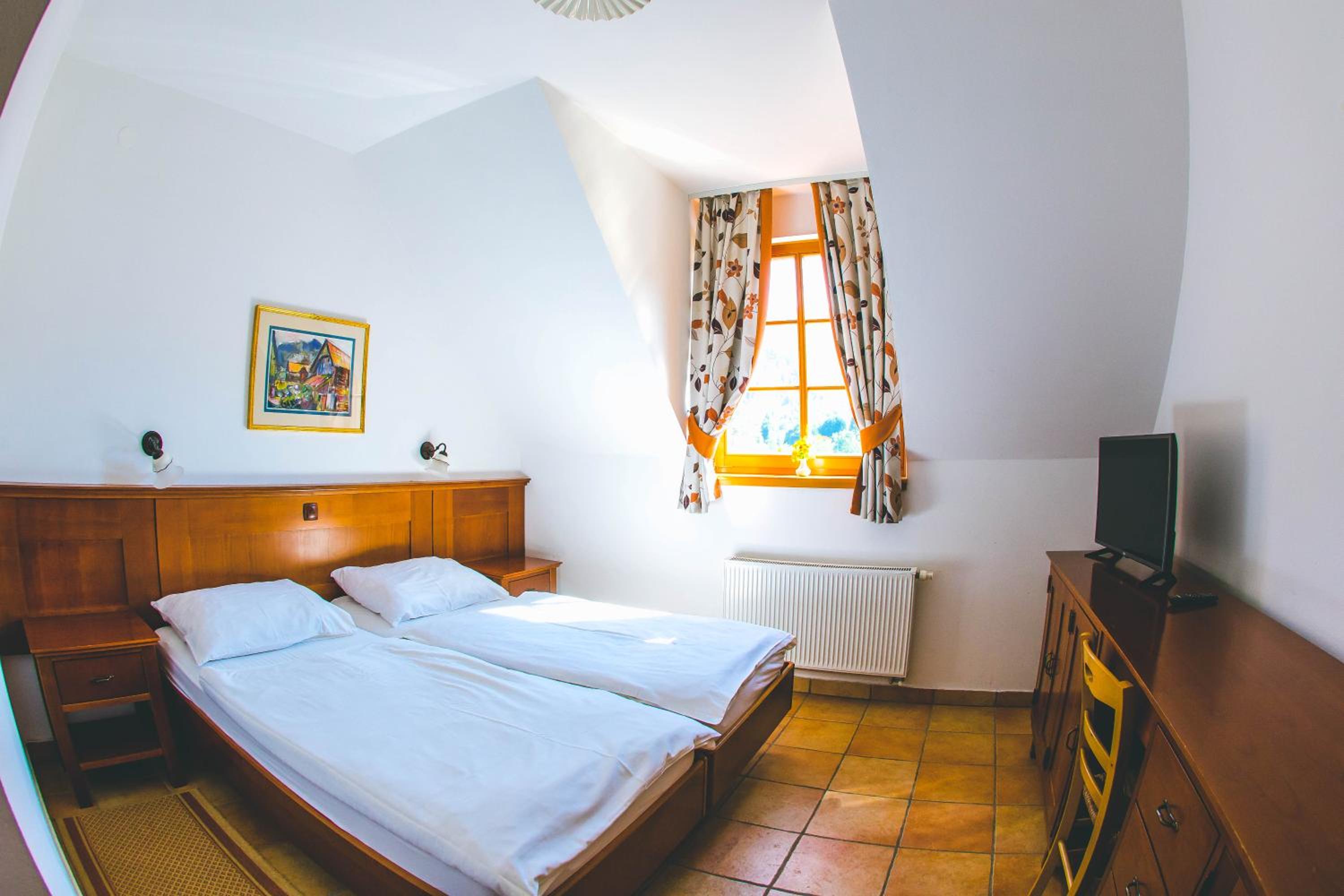 Standard Double Room - Photo 13