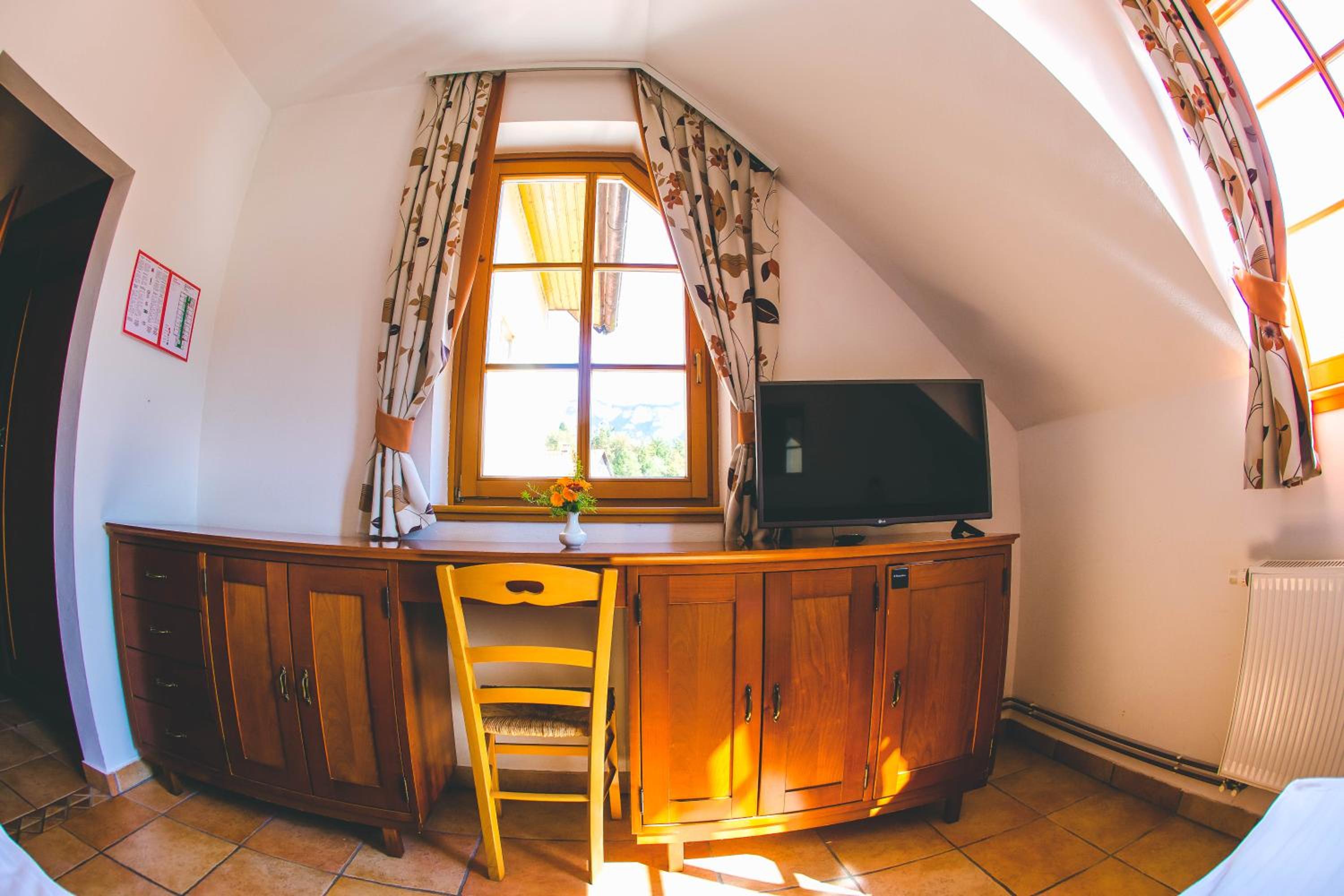 Standard Double Room - Photo 11