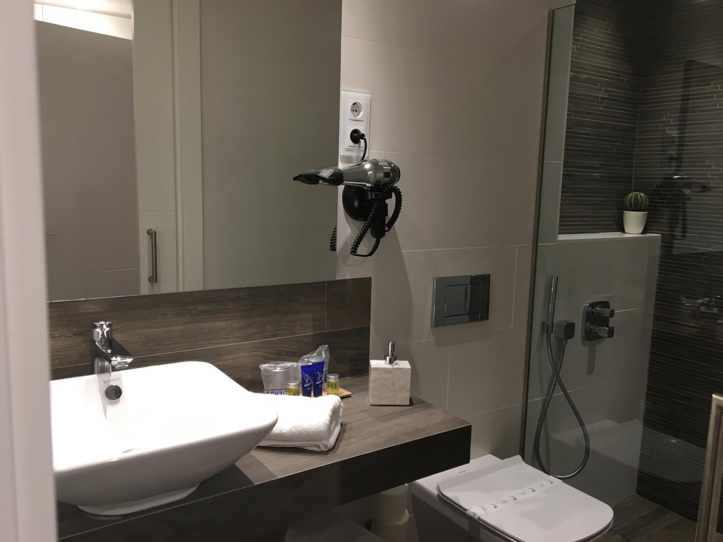 Twin Room - Photo 18