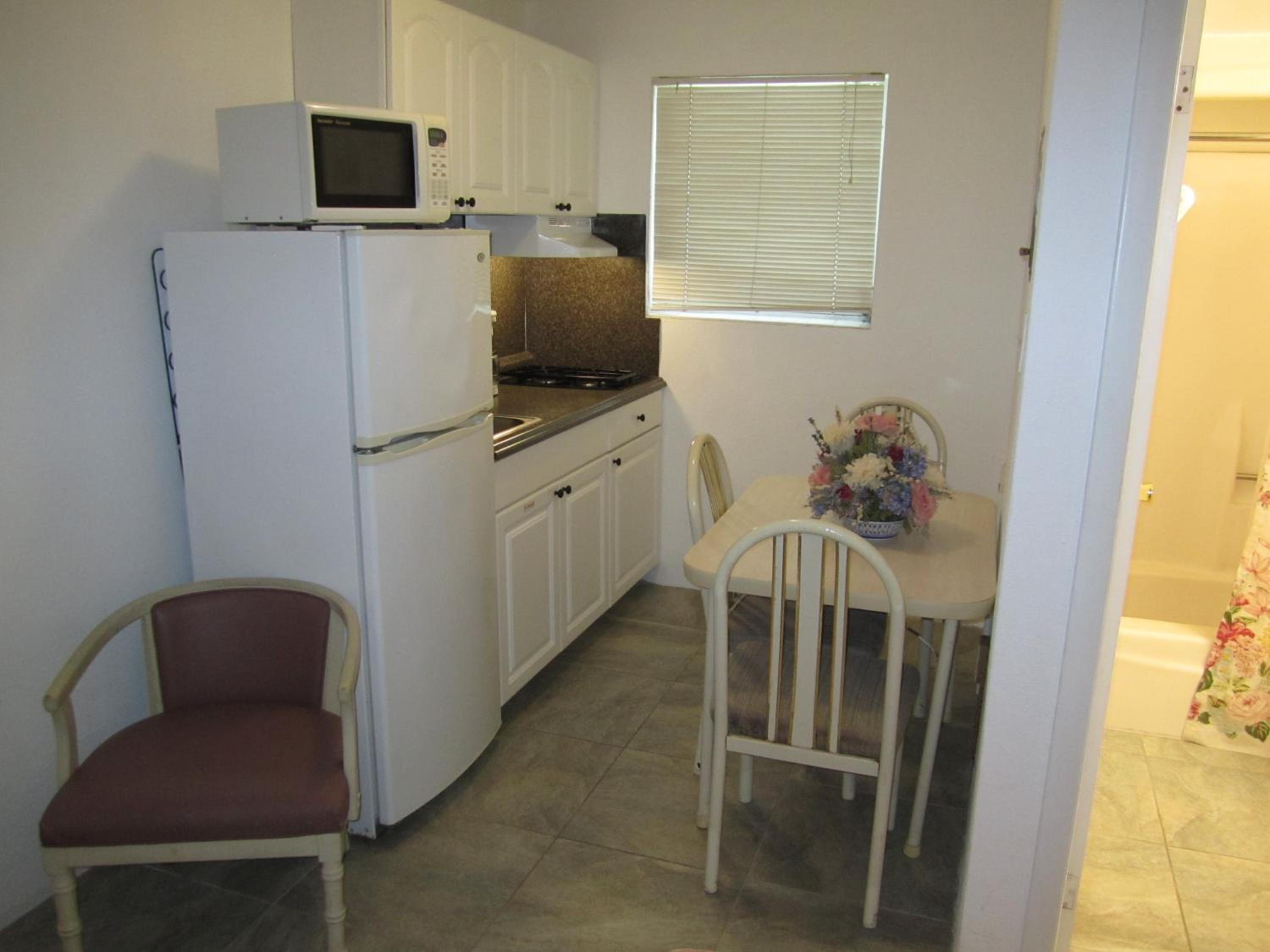Queen Room - Breezeway No View and Kitchenette photo 2