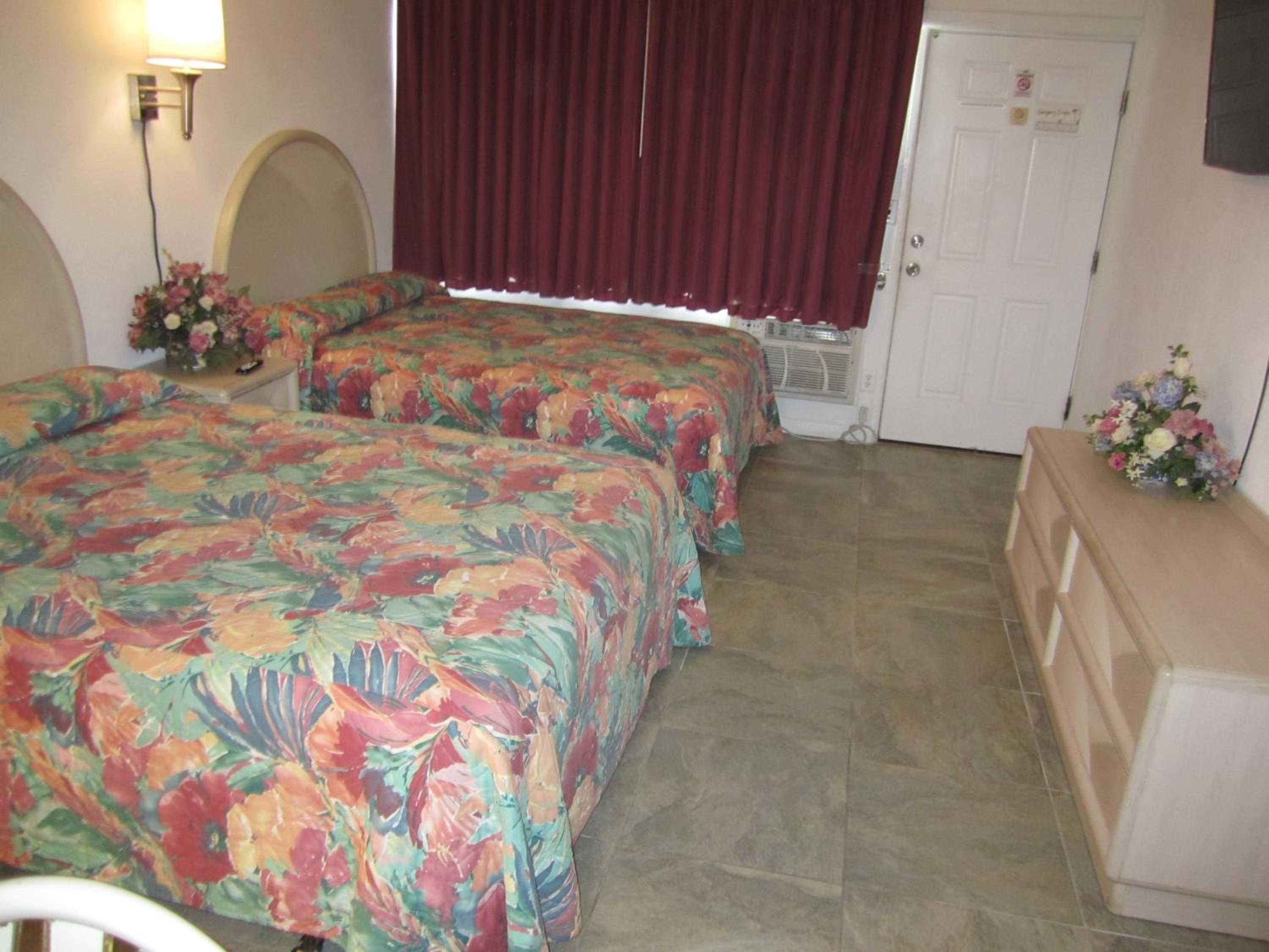 Room with Two Queen Beds and Side Ocean View and Kitchenette photo 3