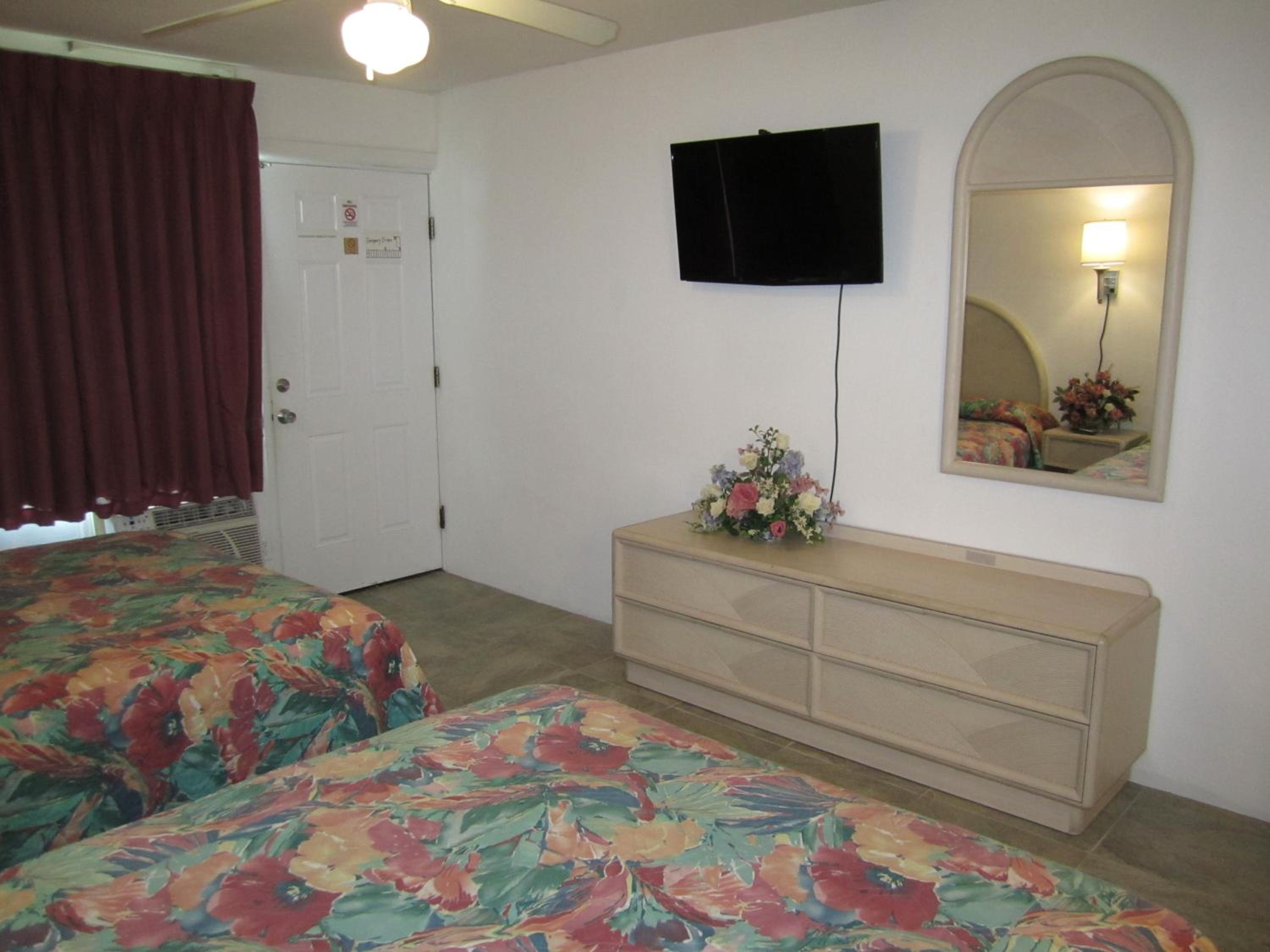 Queen Room with Two Queen Beds photo 1