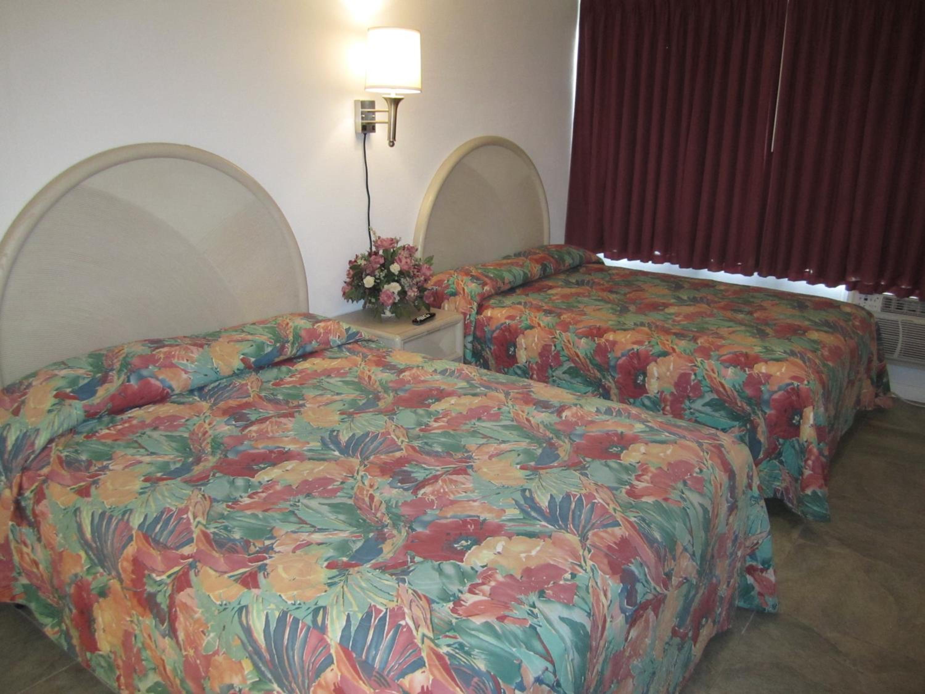 Queen Room with Two Queen Beds photo 3