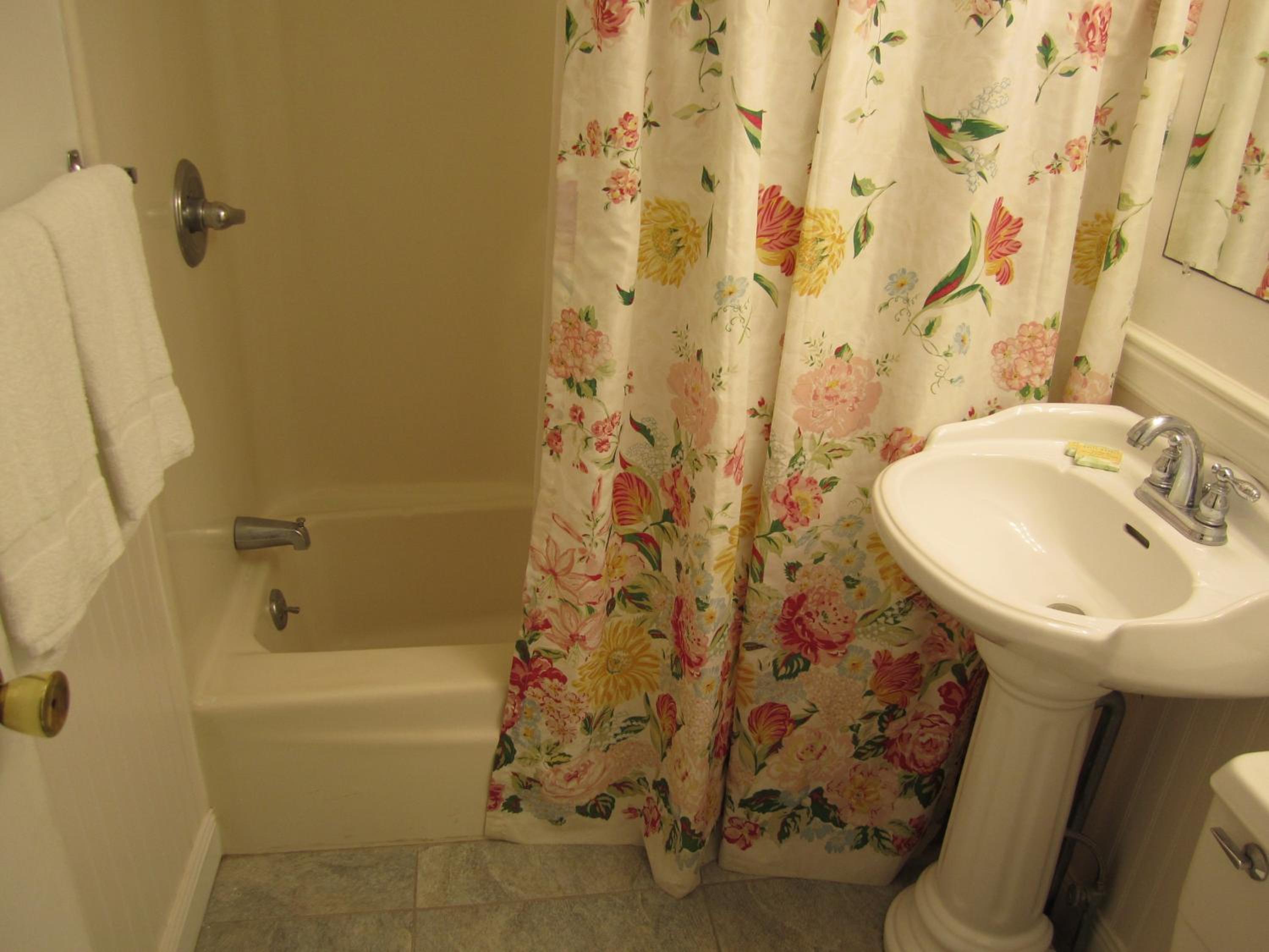 Room with Two Queen Beds and Side Ocean View and Kitchenette photo 2