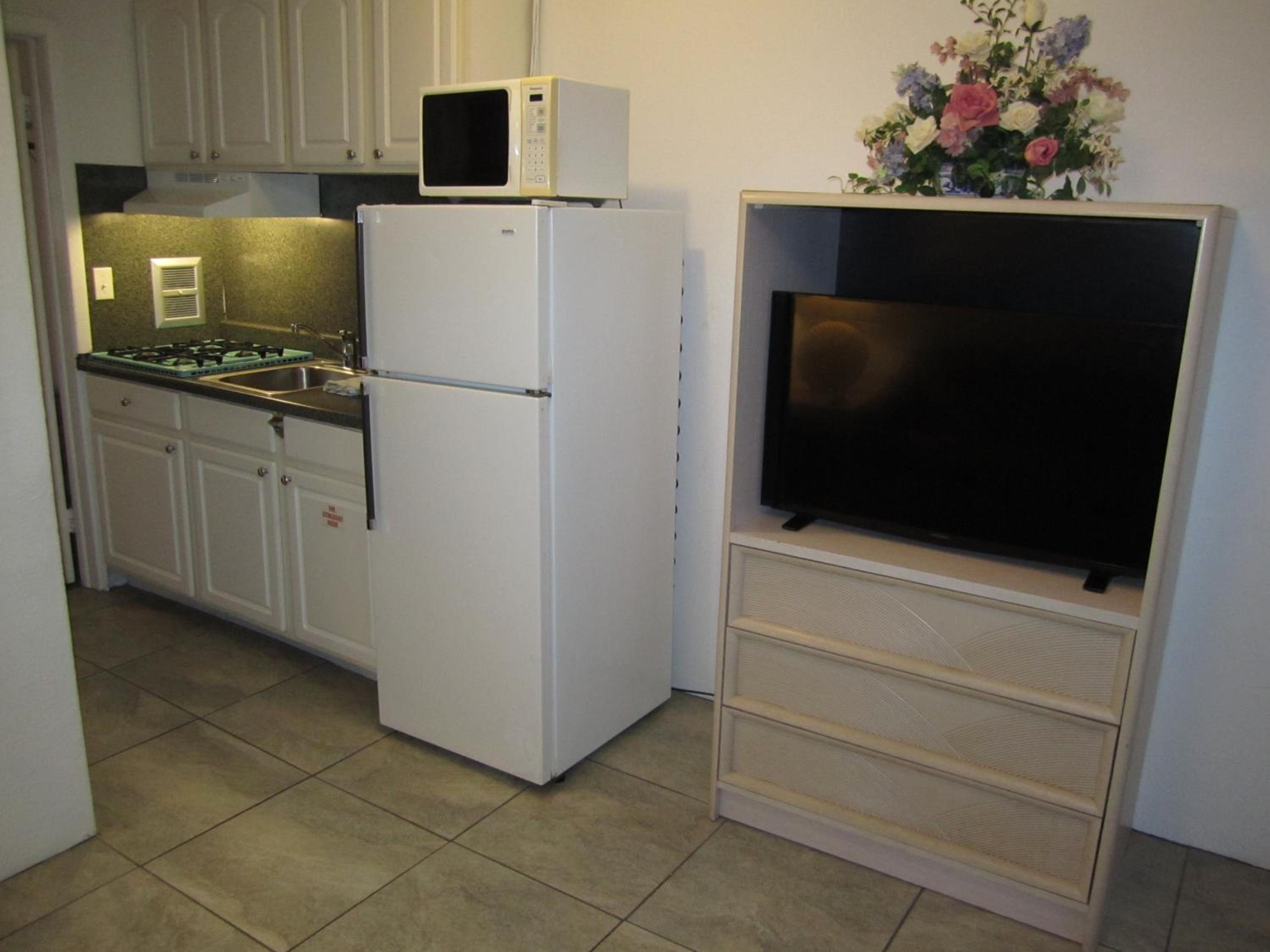 One-Bedroom Suite with Side Ocean View and Kitchenette photo 2