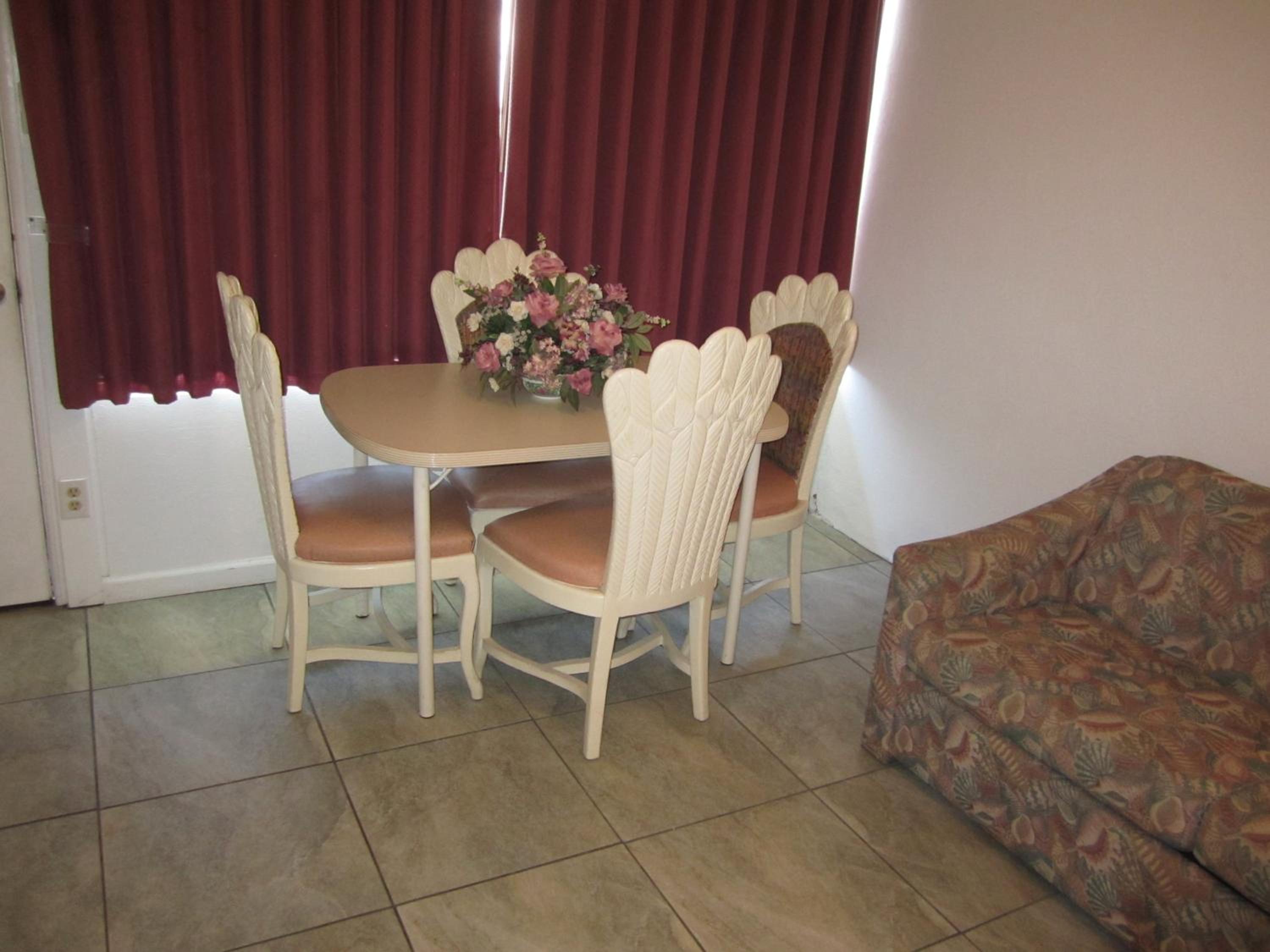 One-Bedroom Suite with Side Ocean View and Kitchenette photo 3