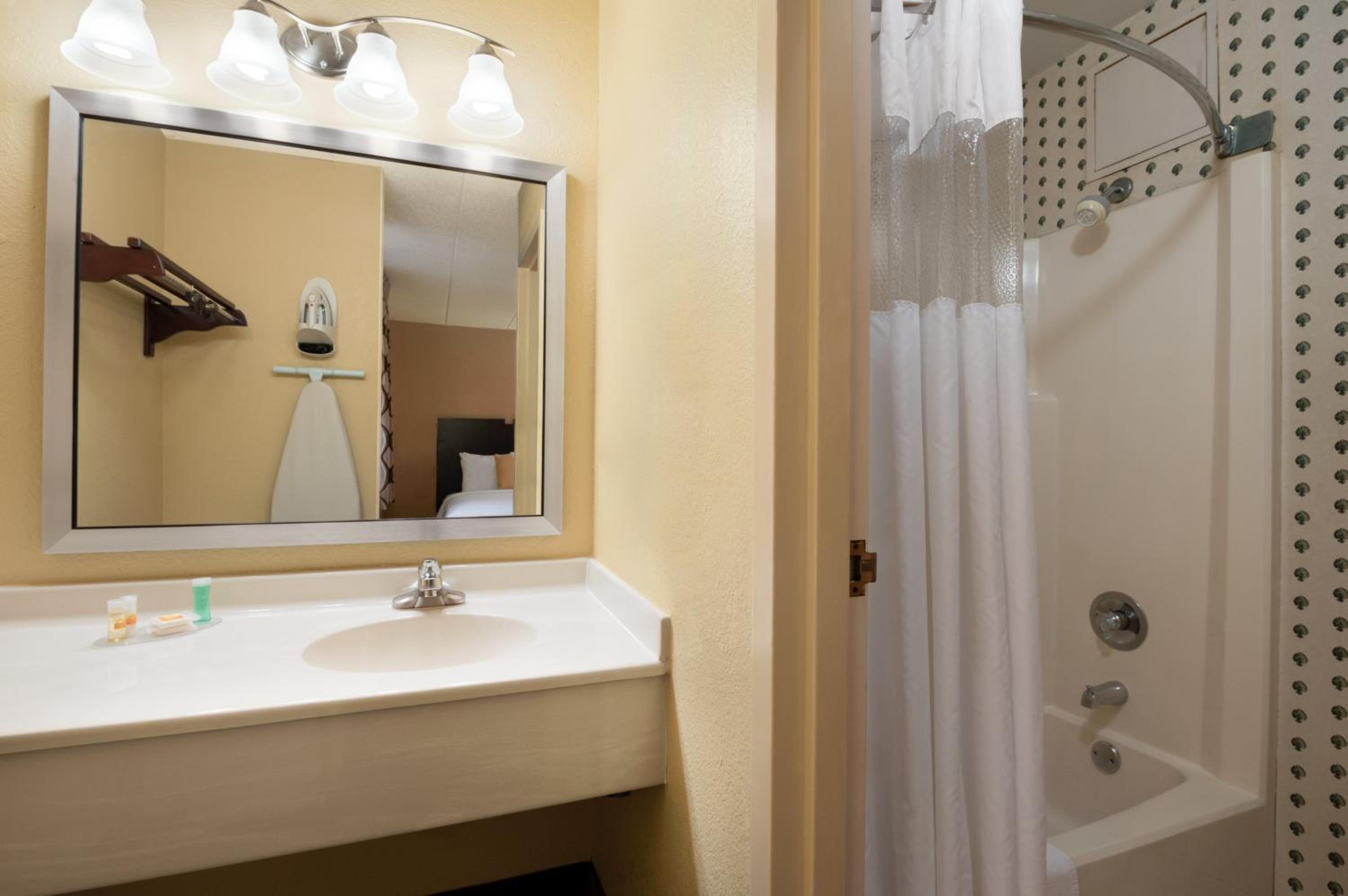 Double Room with Two Double Beds - Non-Smoking - Photo 4
