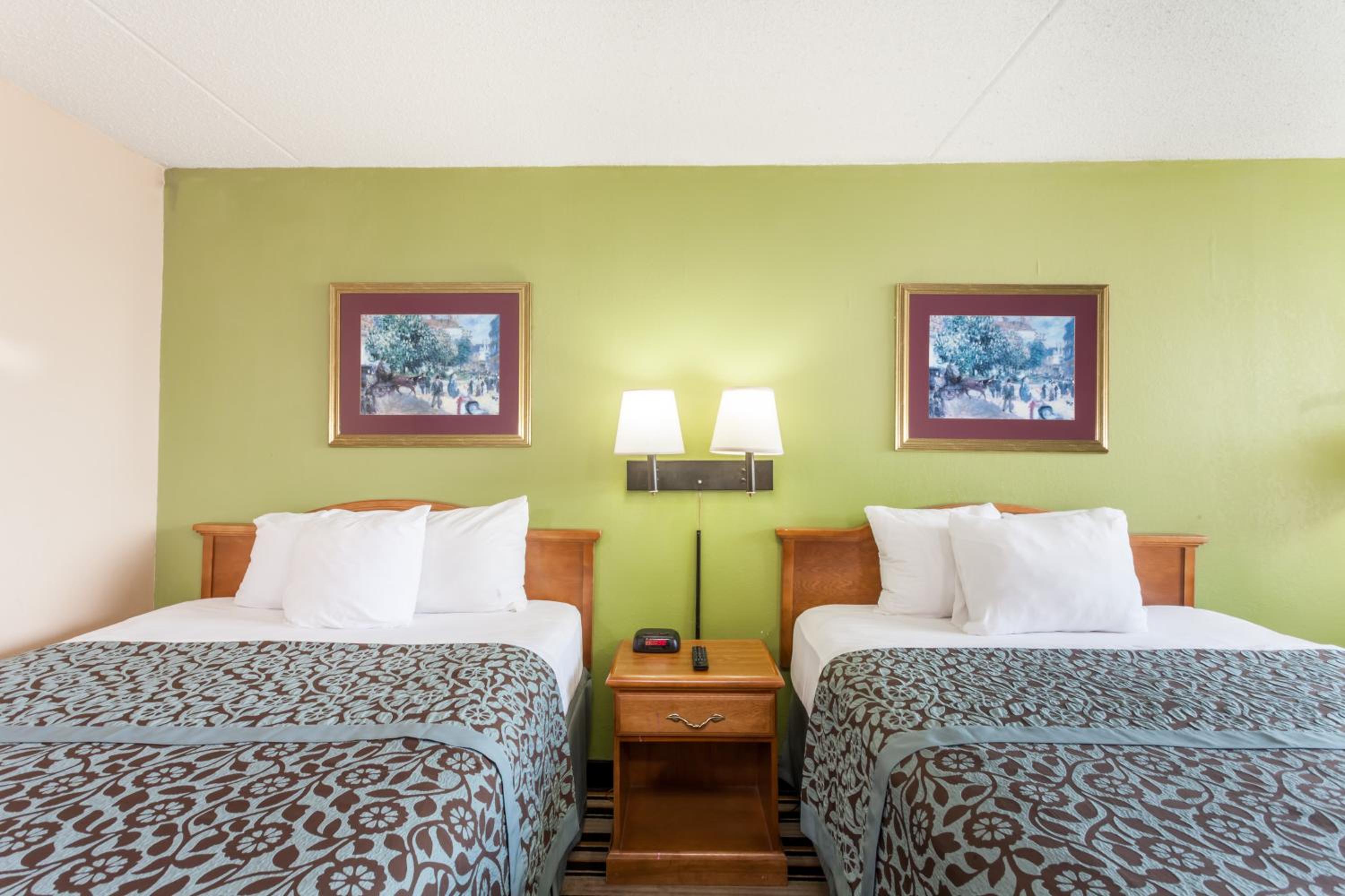Queen Room with Two Queen Beds - Non-Smoking - Photo 3