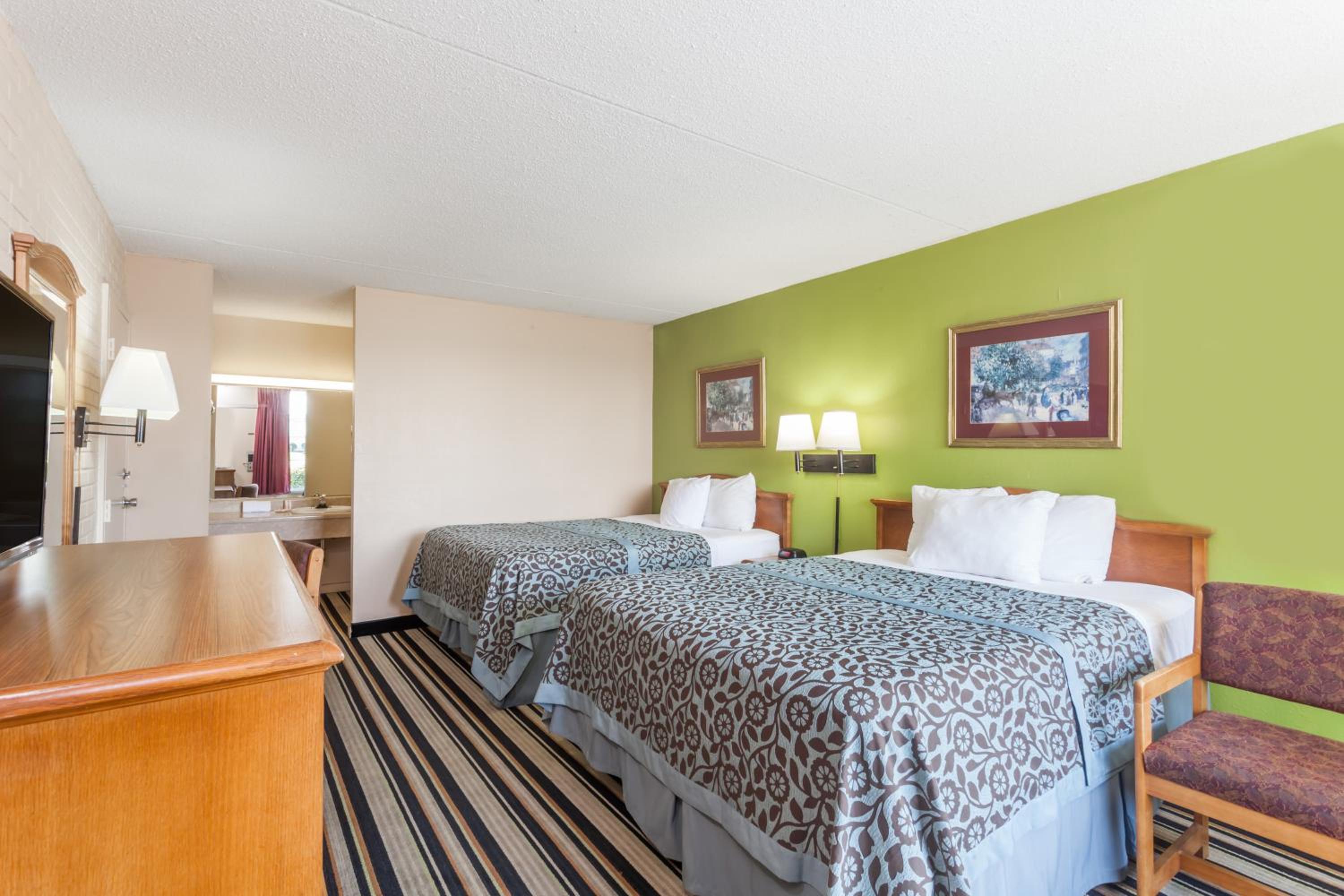 Queen Room with Two Queen Beds - Non-Smoking - Photo 1