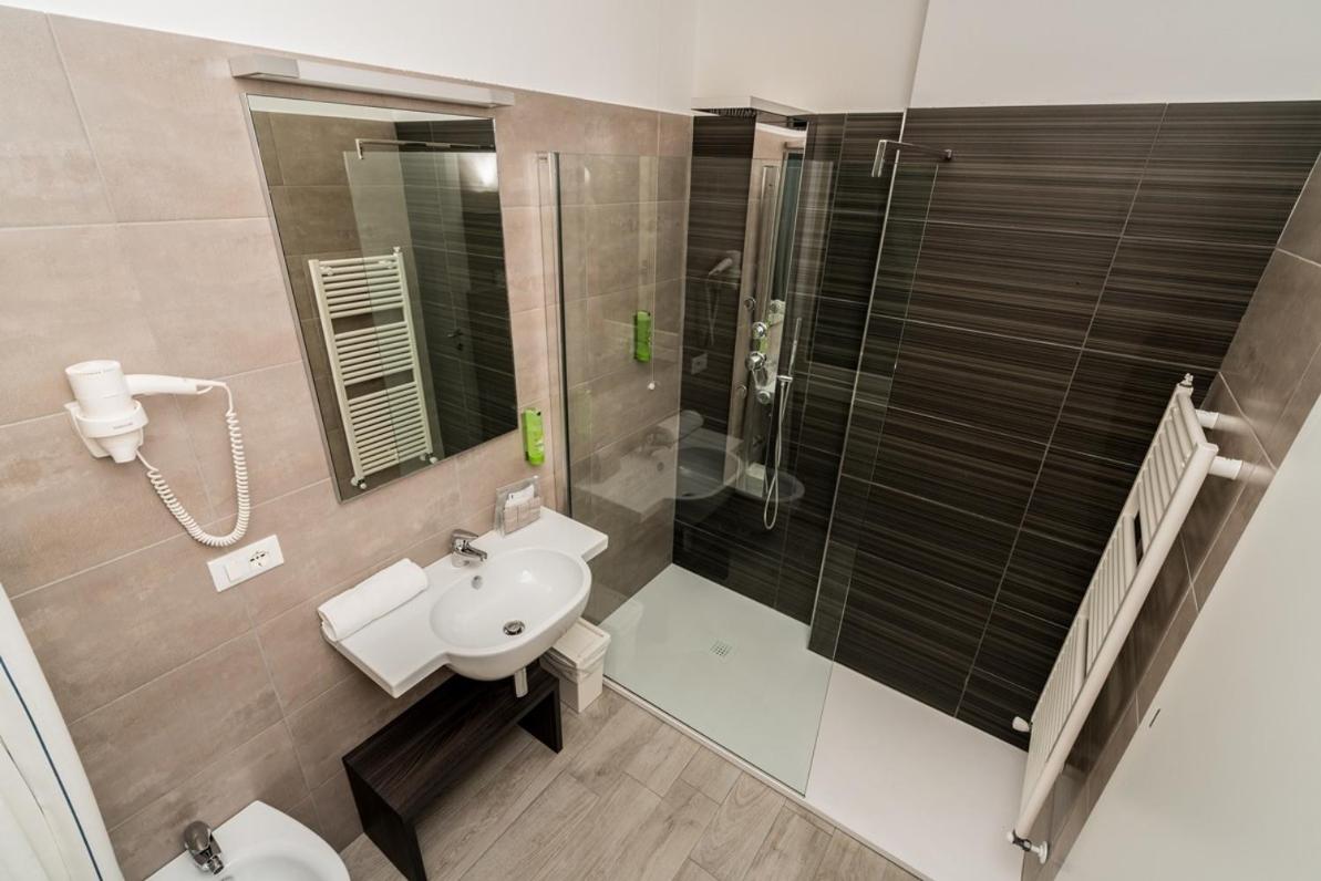 Standard Double Room - Photo 3