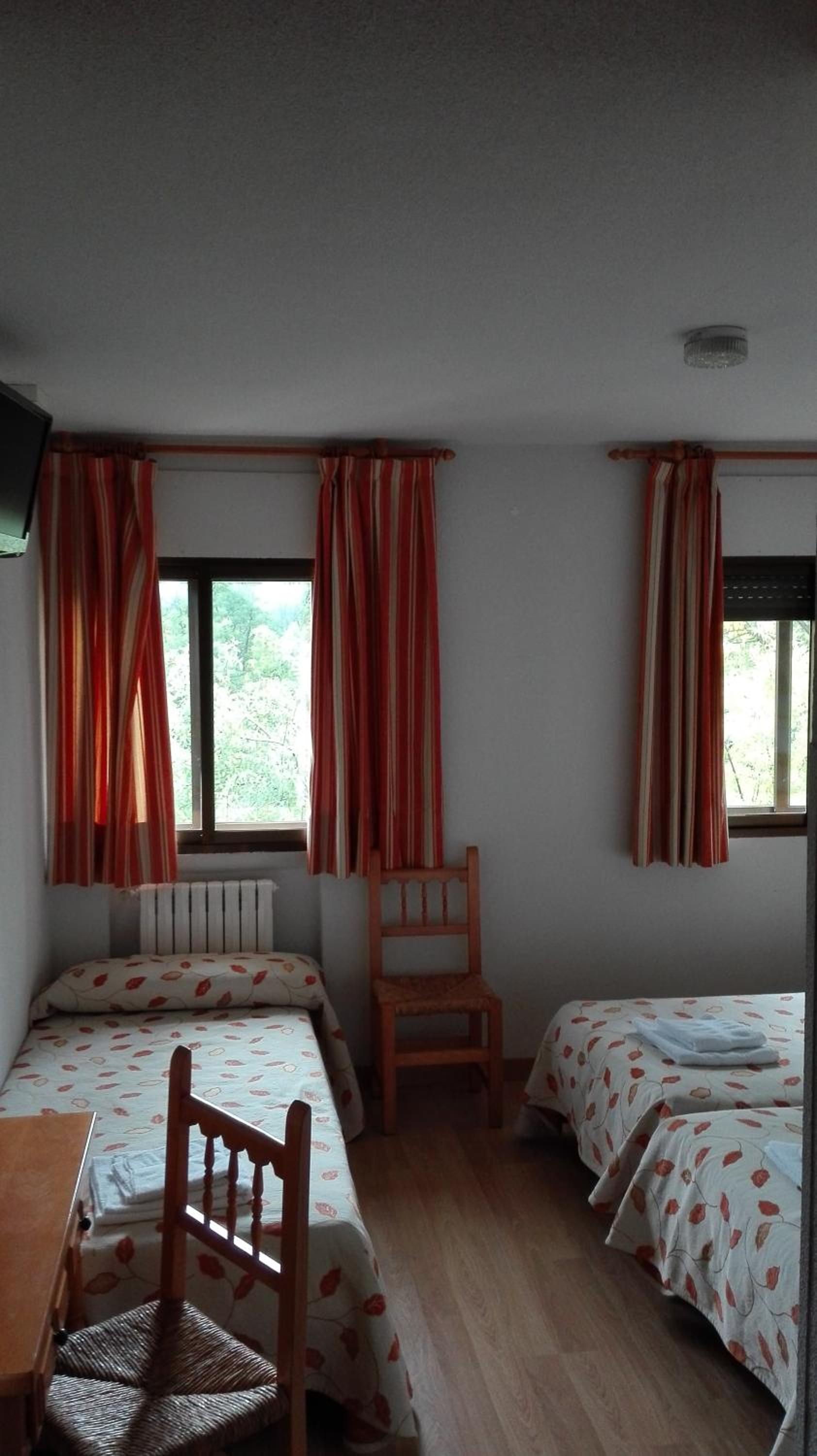 Twin Room with Extra Bed - Photo 4