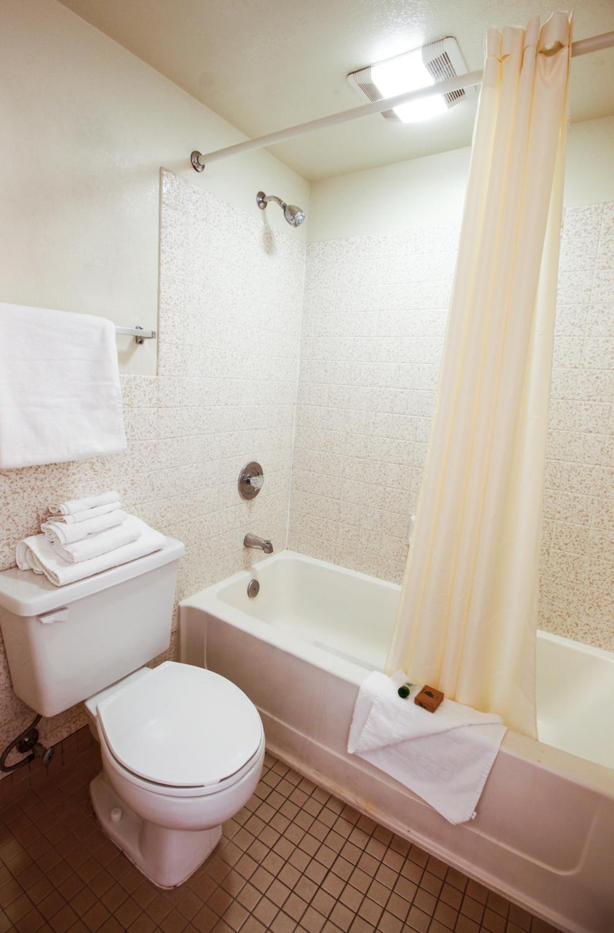 Queen Room - Non-Smoking - Photo 6