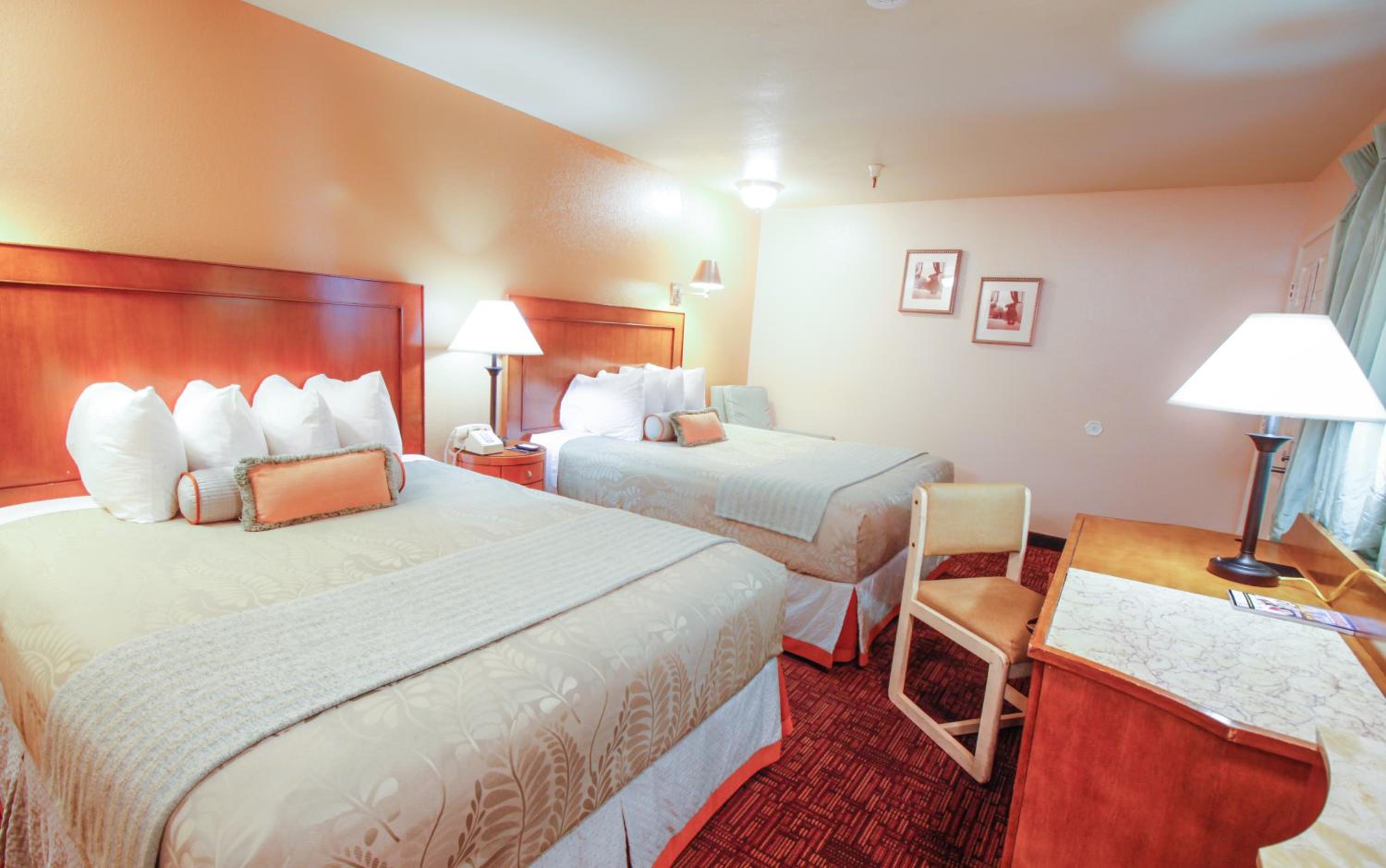 Double Queen Room - Non-Smoking - Photo 4