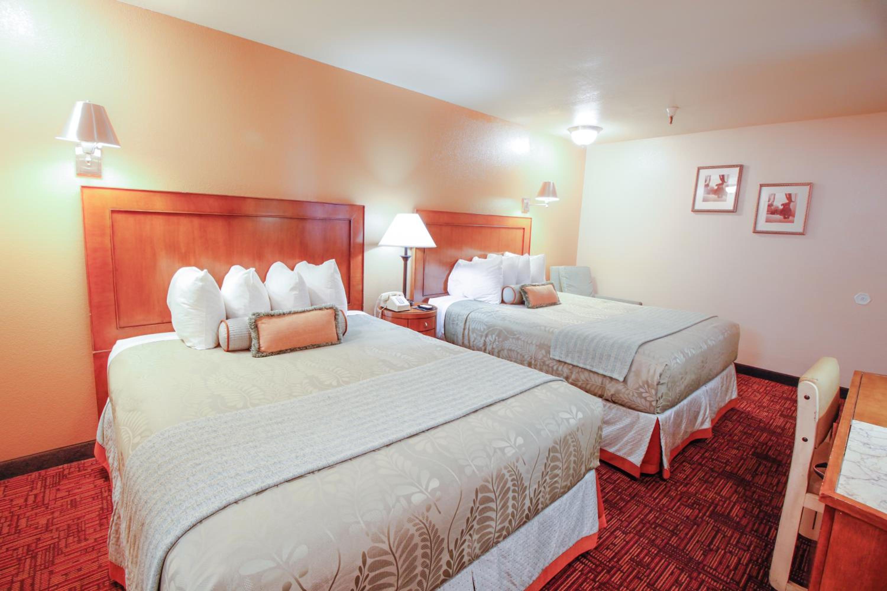 Double Queen Room - Non-Smoking - Photo 6