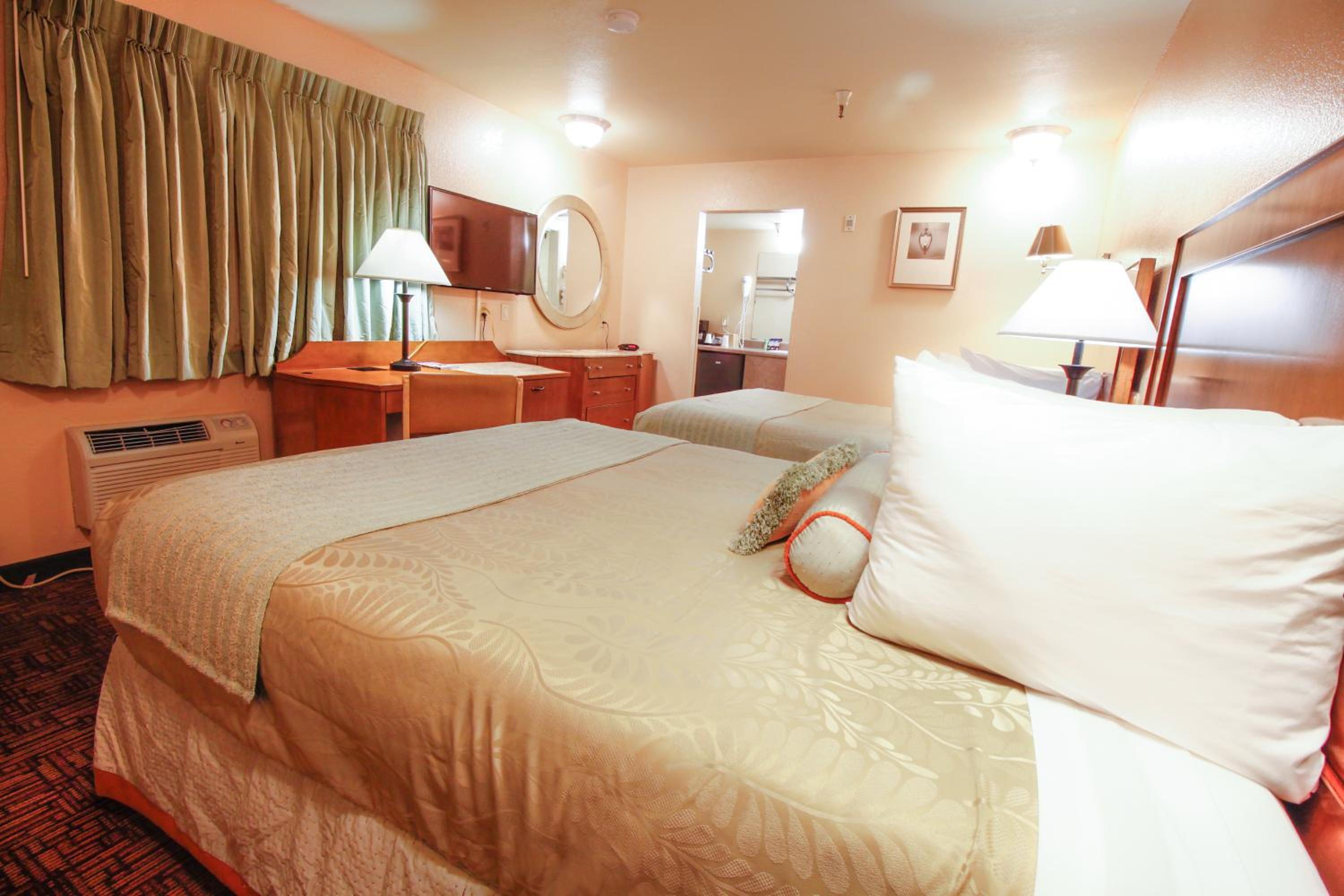 Double Queen Room - Non-Smoking - Photo 5