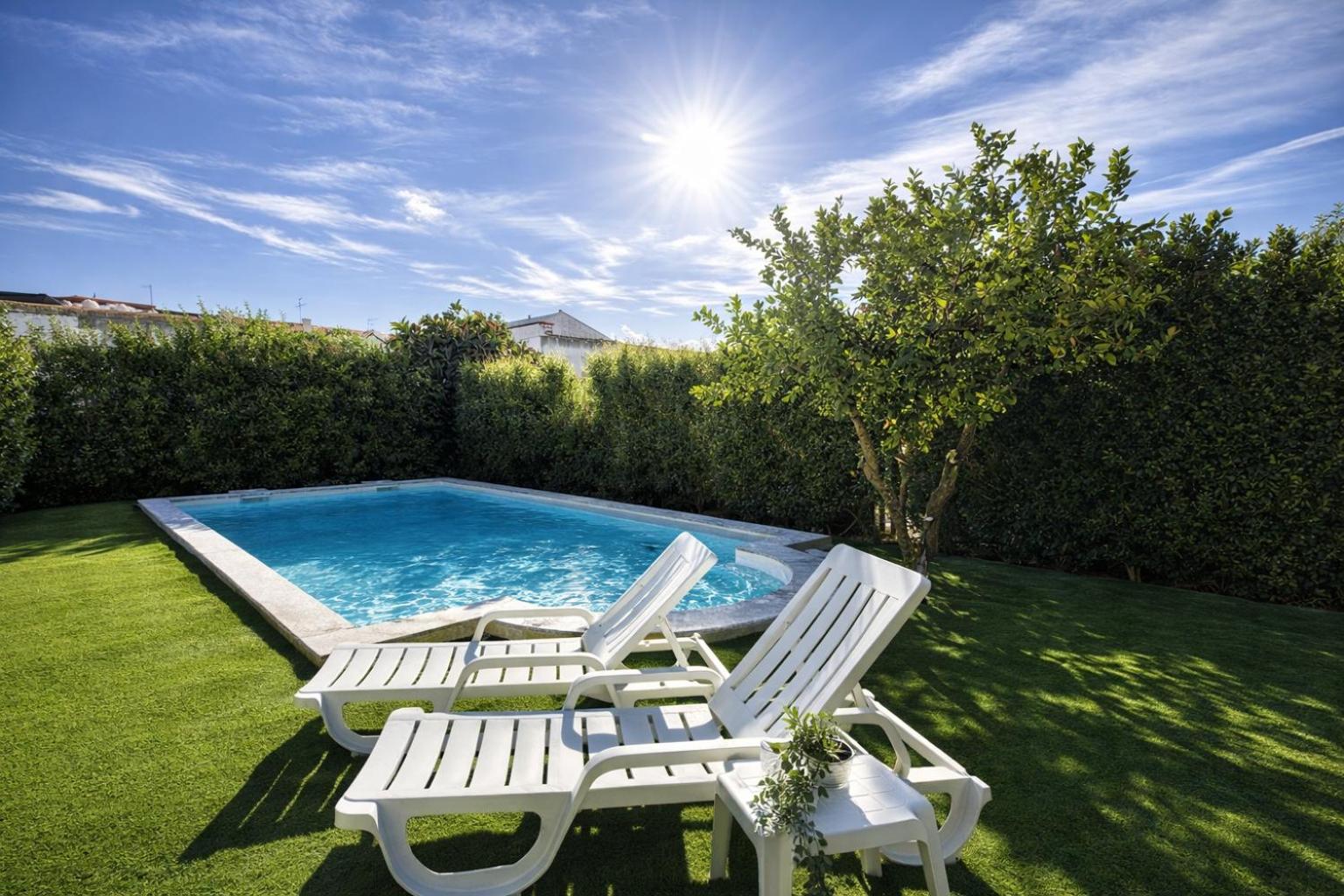 Deluxe Double or Twin Room with Pool Access photo 2