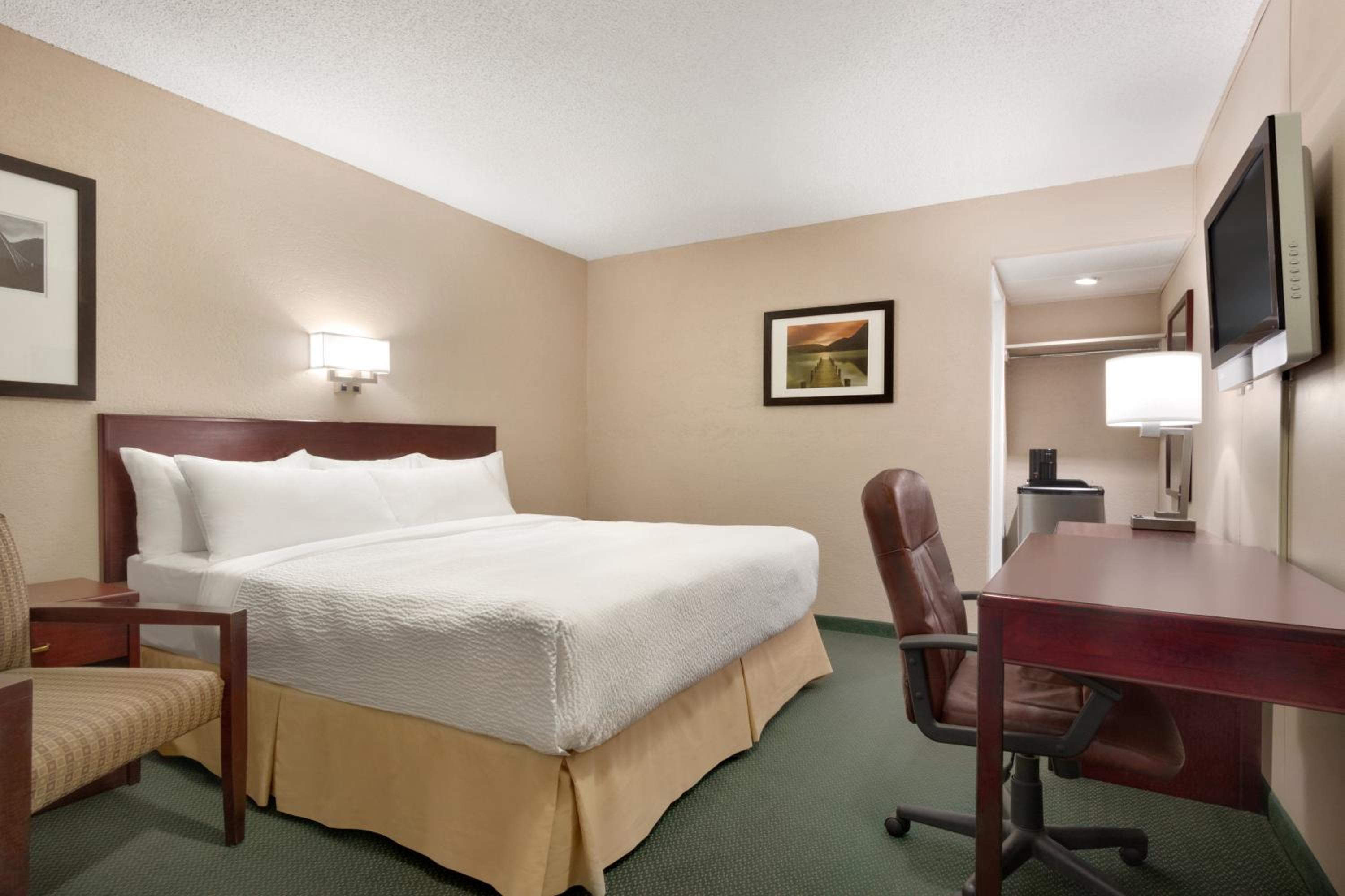 King Room - Non-Smoking - Photo 1