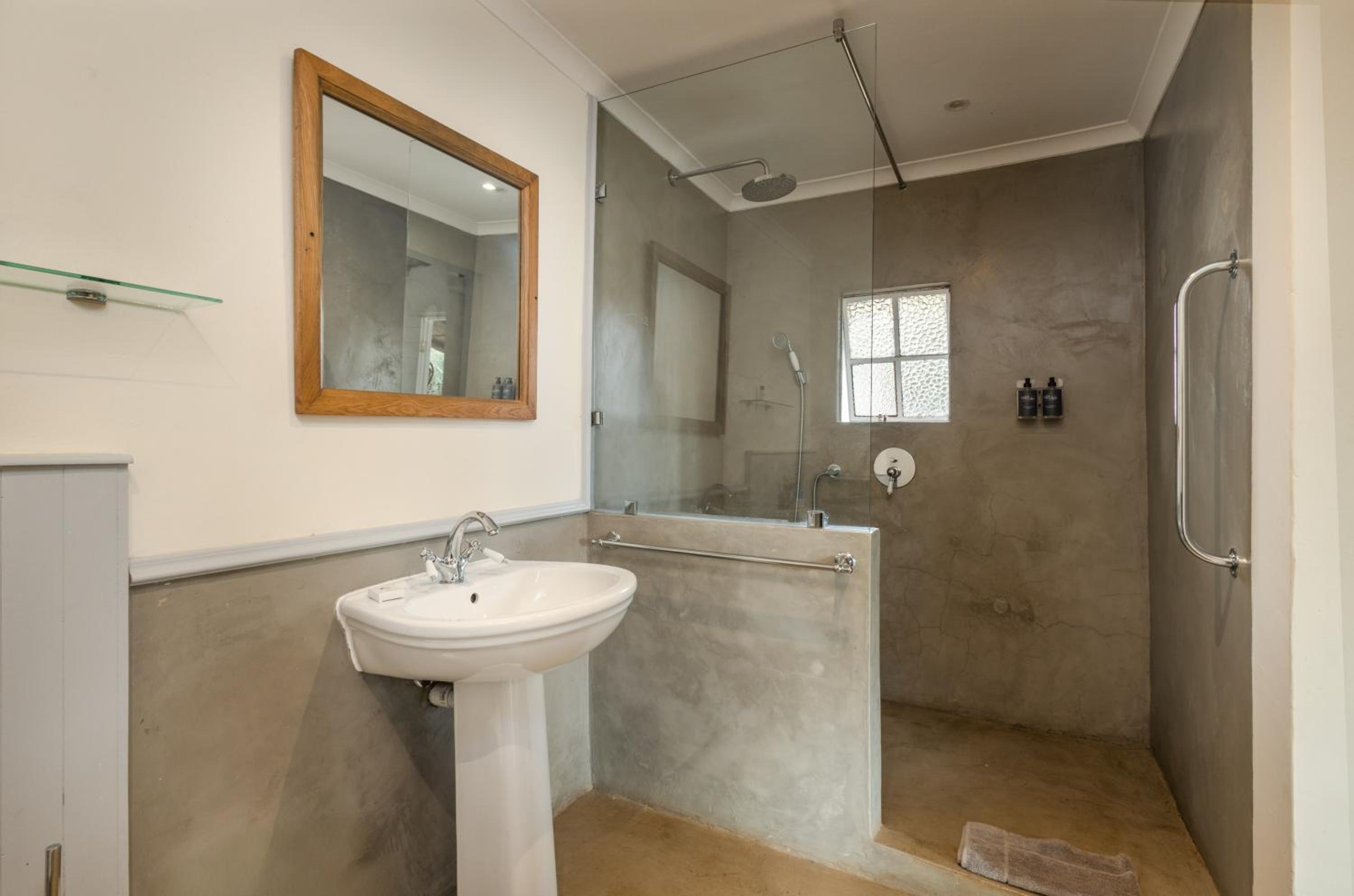 Standard King Room photo 1