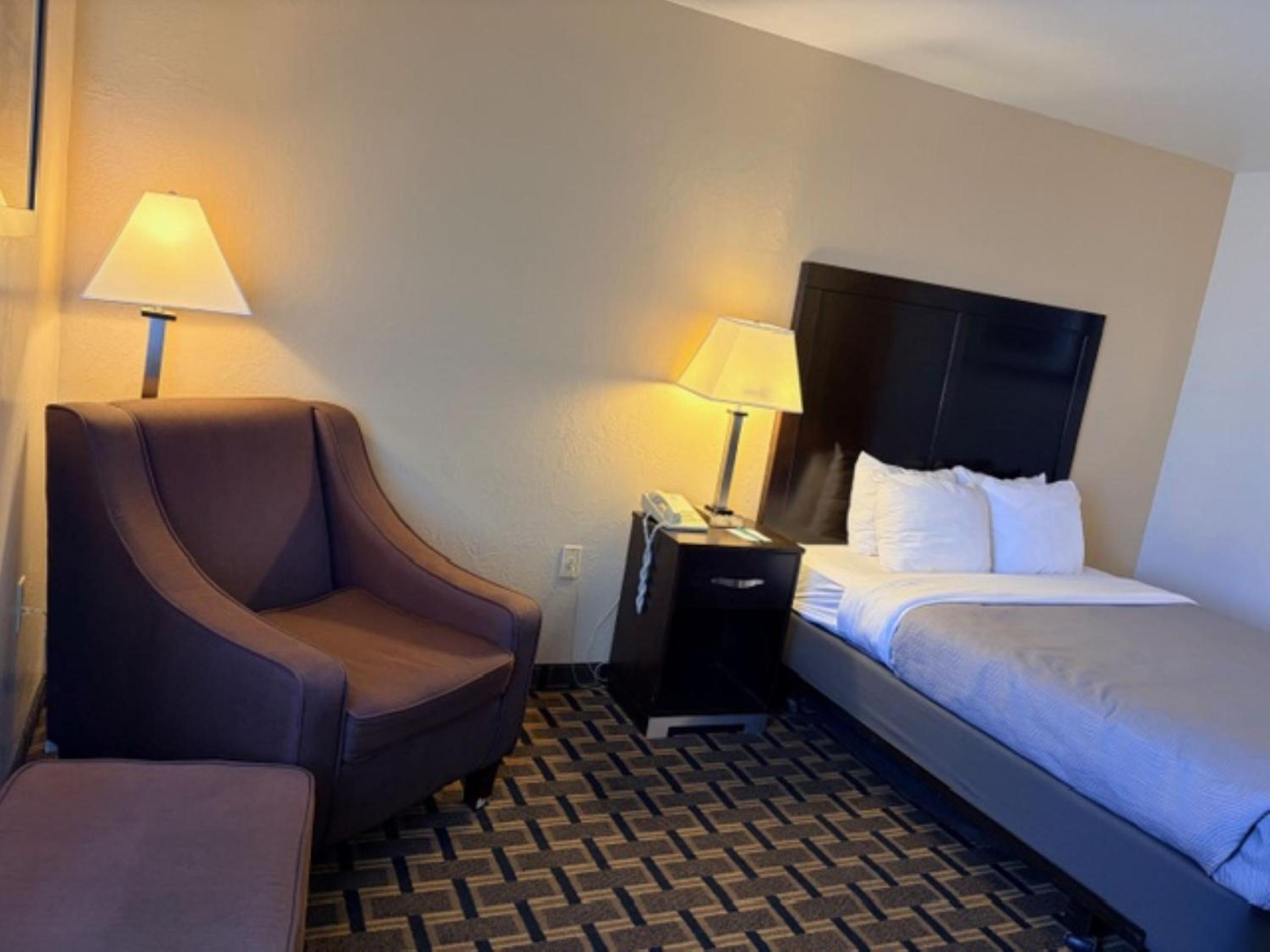 Queen Room - Accessible/Non-Smoking - Photo 6