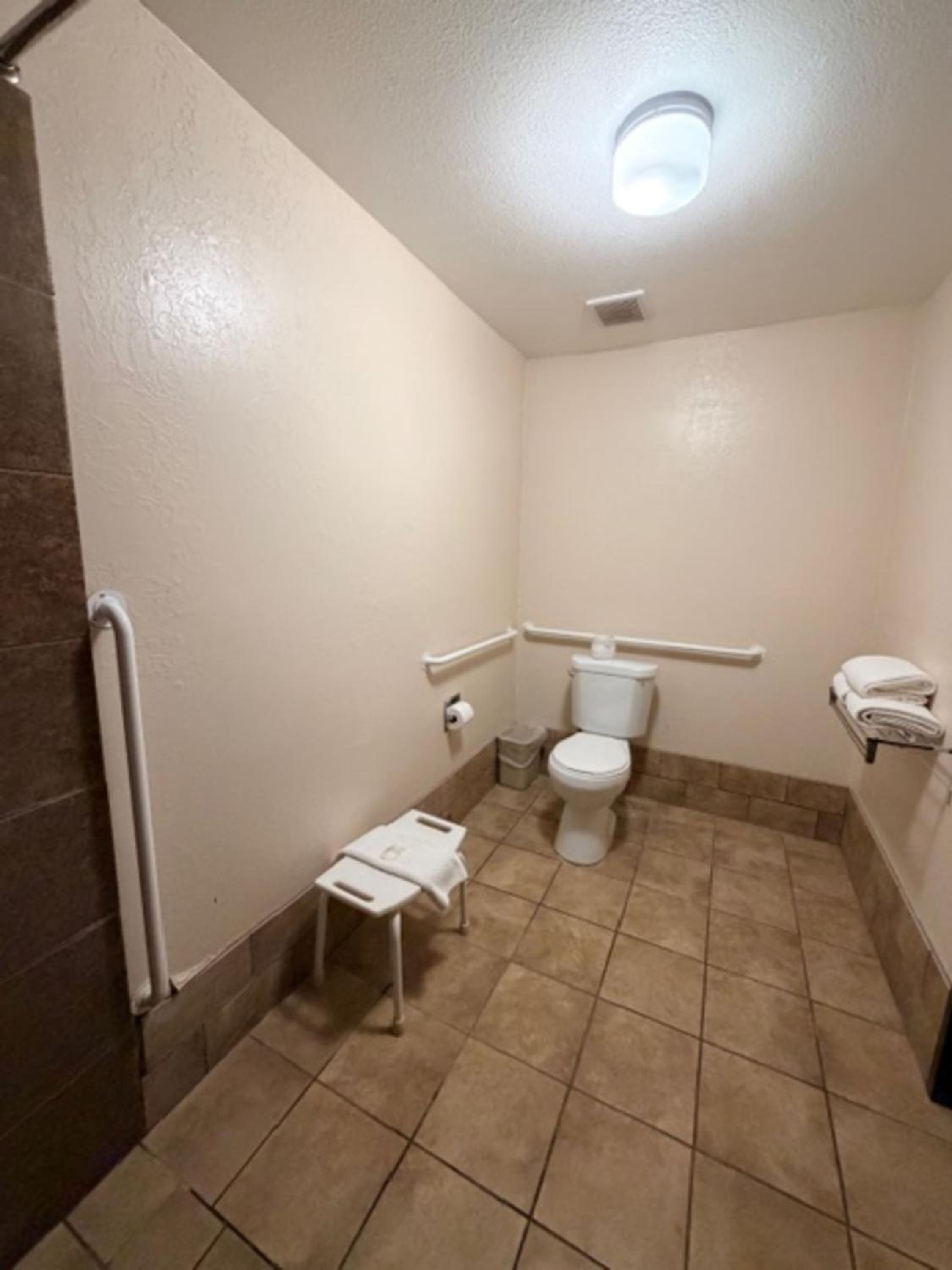 Queen Room - Accessible/Non-Smoking - Photo 3